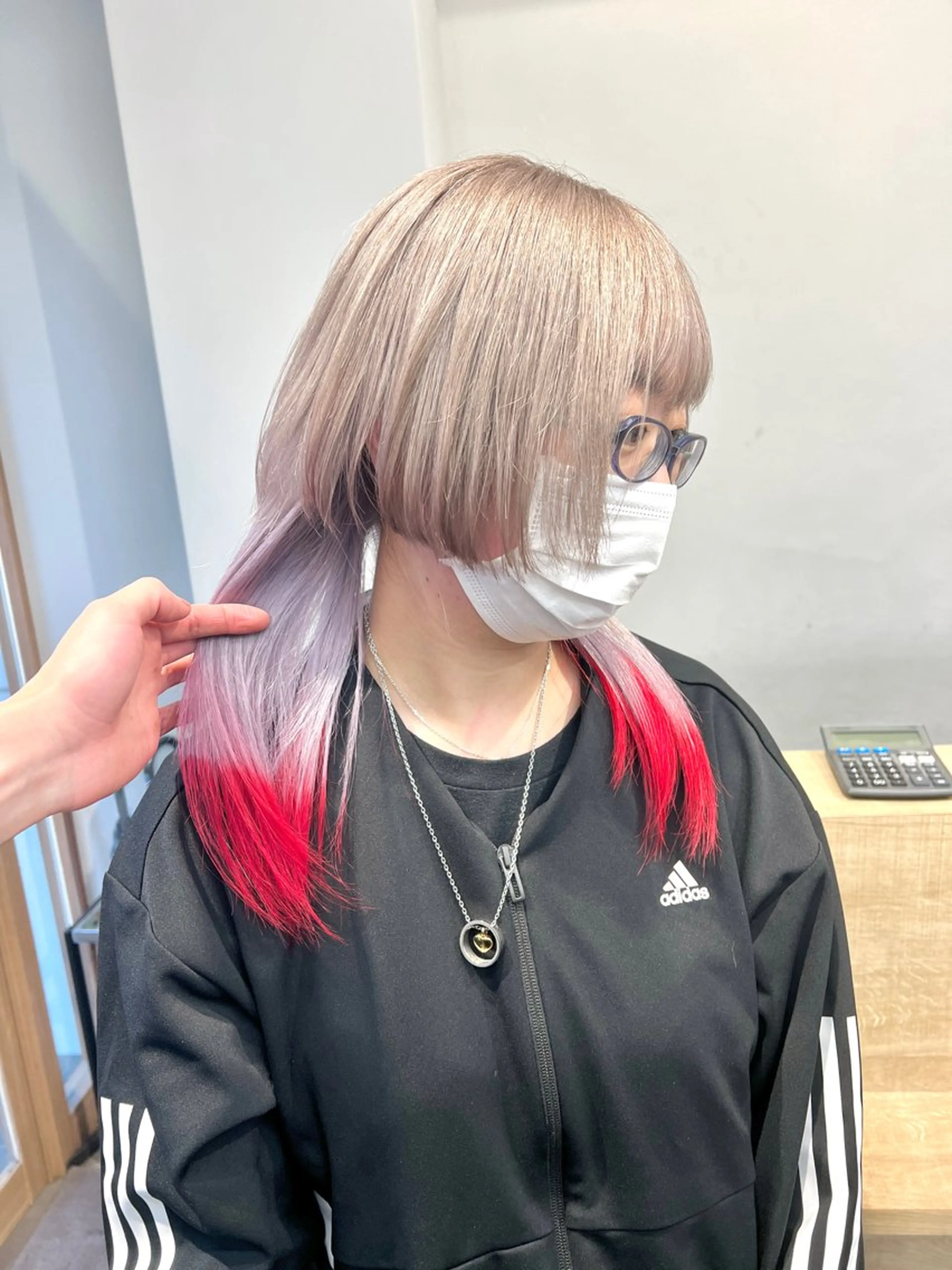 ミディアム カラー デザインカラー ウルフカット ブリーチ毛の縮毛矯正 ハイトーン/岡本智樹のヘアスタイル