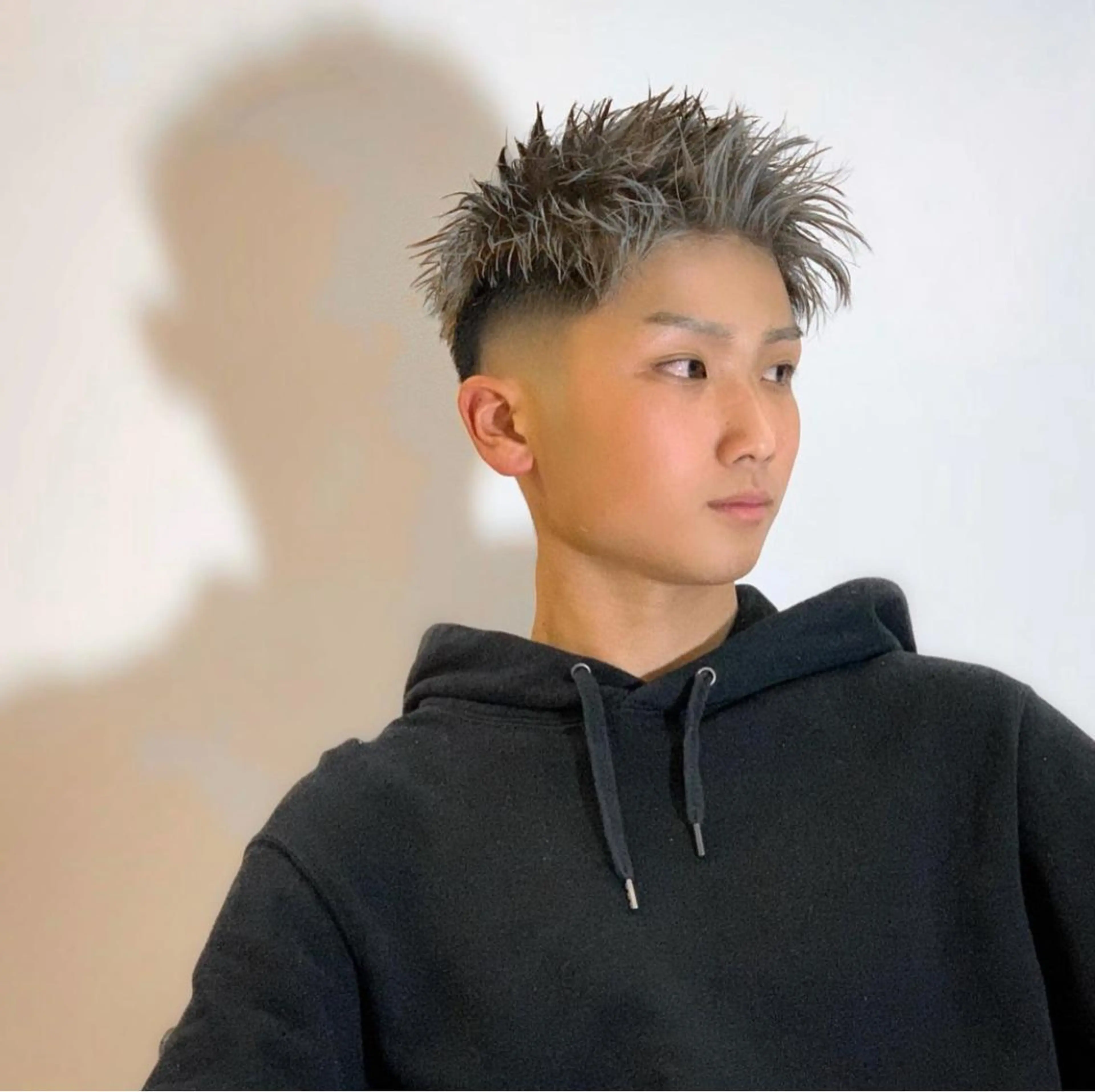 カラー メンズ フェードカット スキンフェード アッシュ シルバー シルバーアッシュ カット ヘアカラー トリートメント メンズ専門　井藤 雅也のヘアスタイル