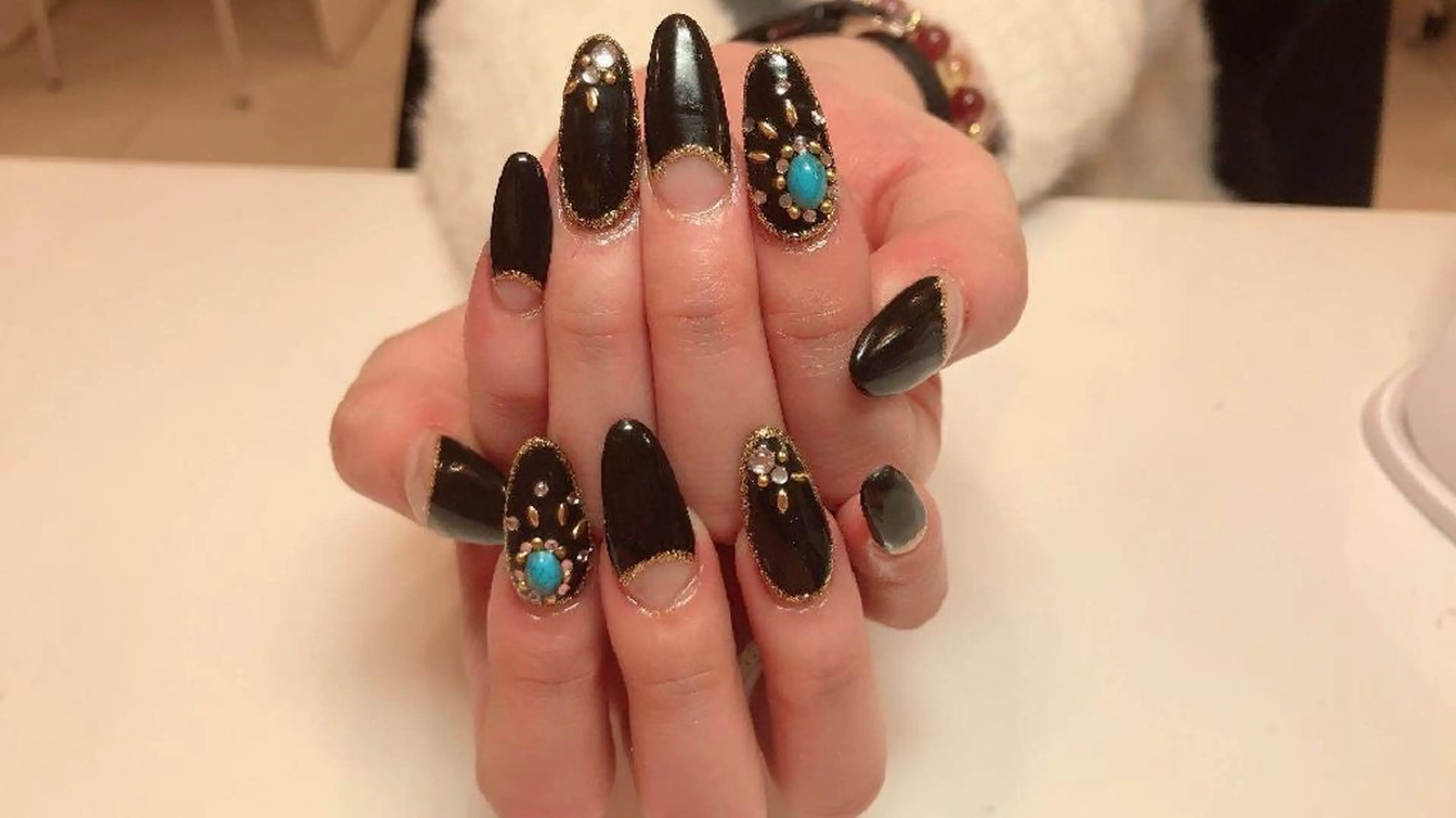 ネイル ネイルリボン 受付スタッフのネイルデザイン