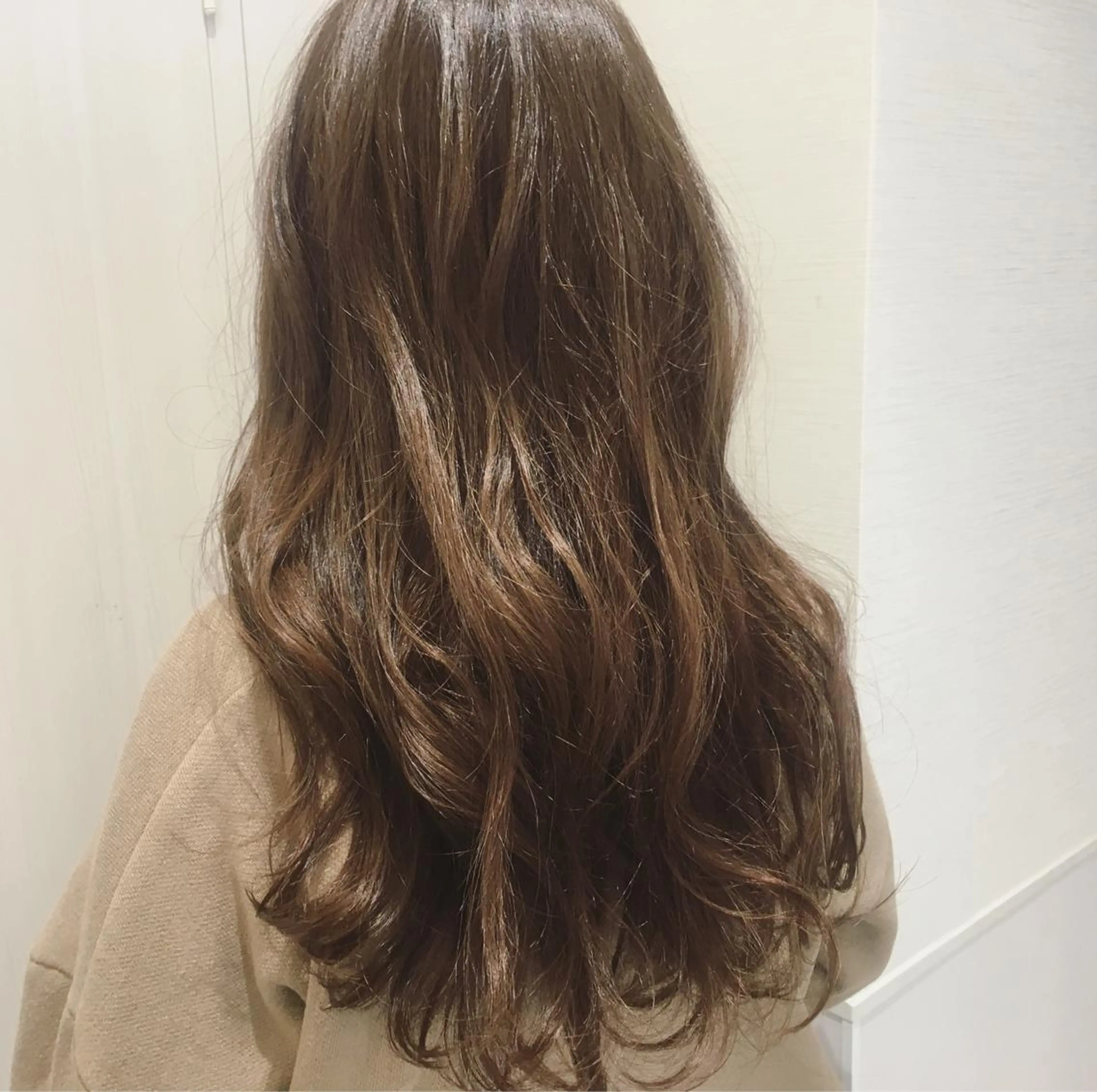 ロング カラー グレージュ イルミナカラー 三鷹で1番ショート ボブをカットする新谷のヘアスタイル