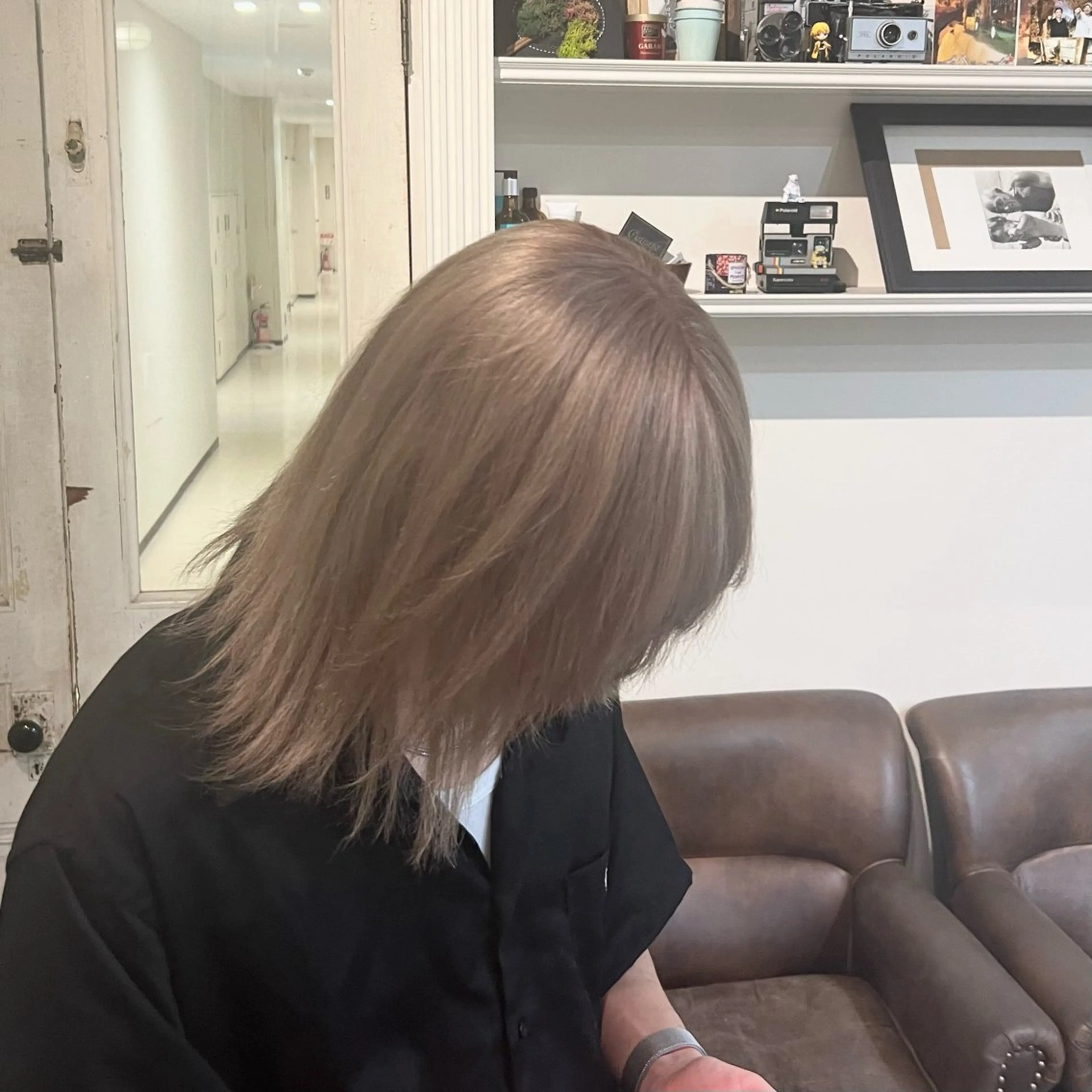 ミディアム カラー ベージュカラー デザインカラー ハイトーンカラー ホワイトベージュ ヘアカラー トリートメント ヘッドスパ ヘアセット オカベ ショウマのヘアスタイル