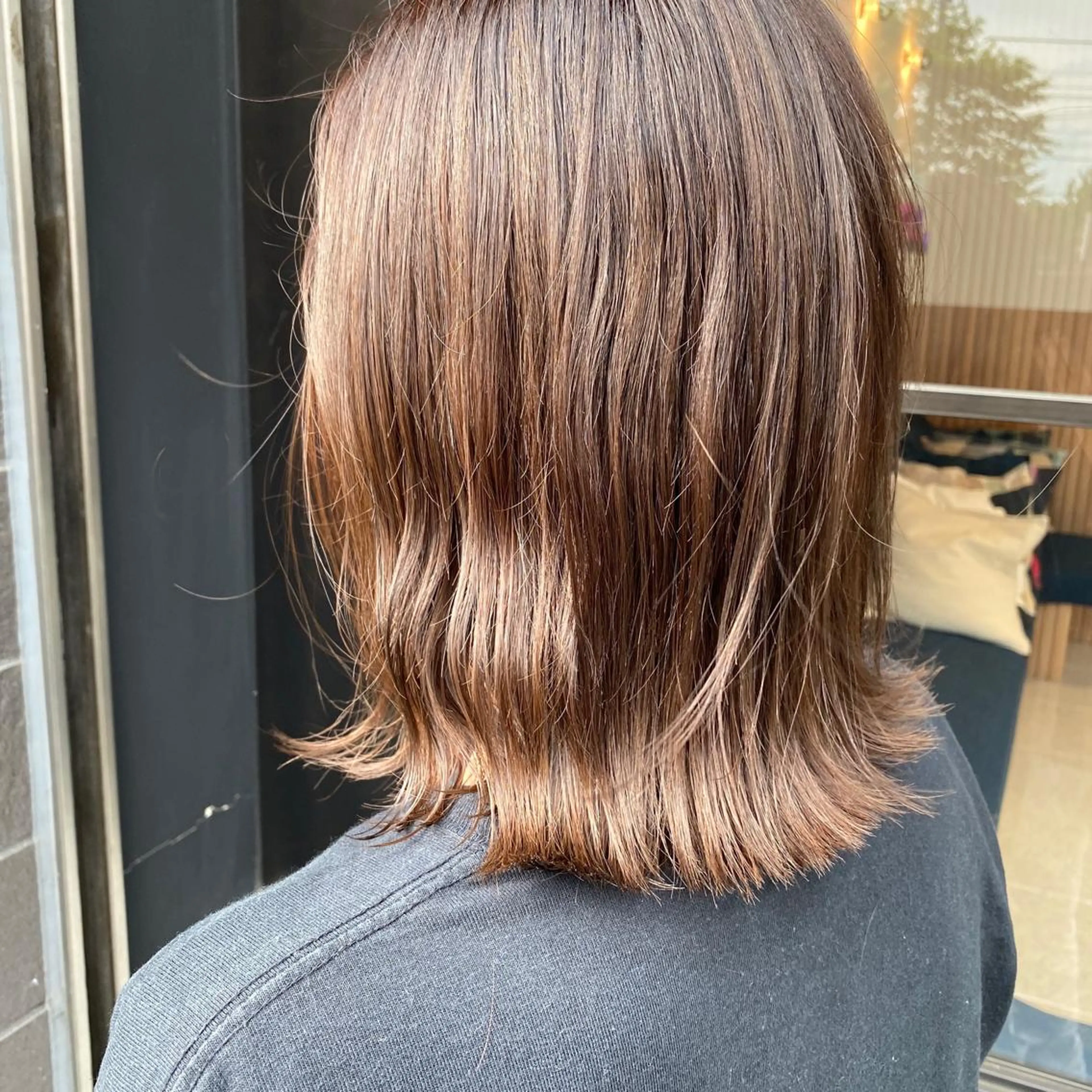 ミディアム カラー ベージュカラー ボブ 外ハネヘア ボブ/ハイトーン 福生Radix 下田のヘアスタイル