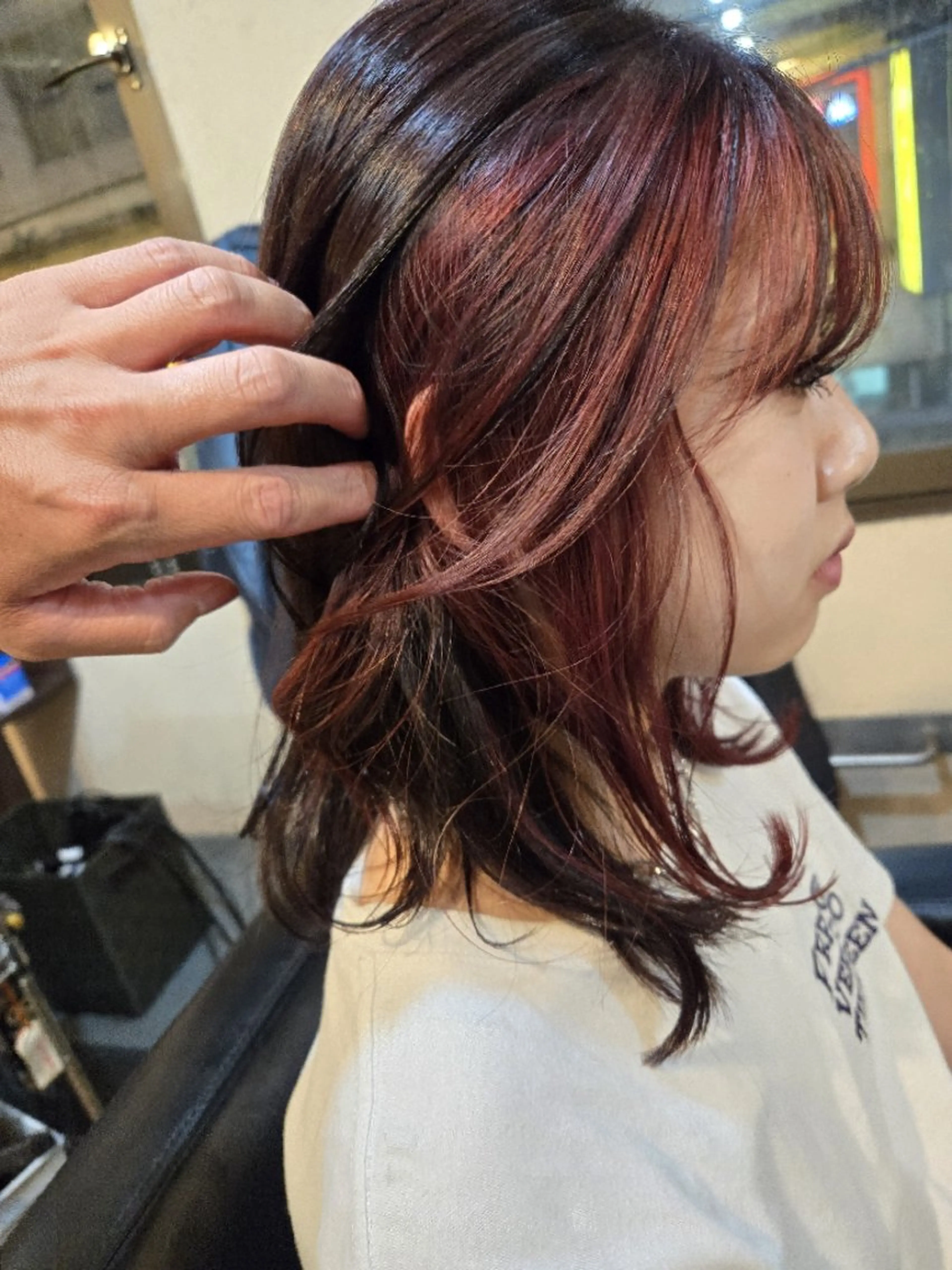 カラー ミディアム ミディアムレイヤー インナーカラー レッドカラー レイヤーカット Seven Quarterのヘアスタイル
