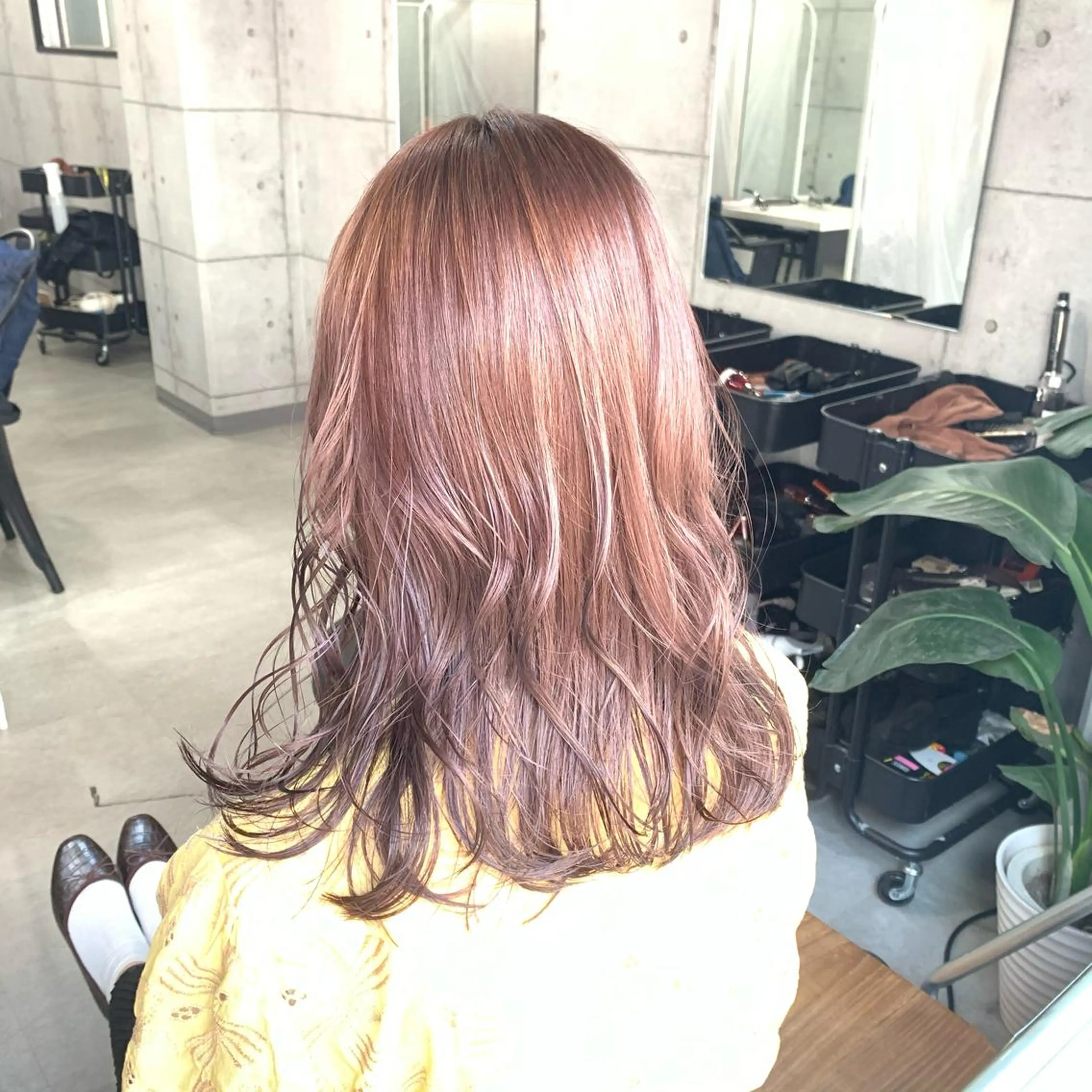 ミディアム カラー パーマ ヘアアレンジ メンズ キッズ ネイル マツエク・マツパ メンズブリーチ メンズハイライト メンズインナーカラー メンズ韓国風 アディクシーカラー 切りっぱなしヘアボブ ミディアムヘアRYOのヘアスタイル