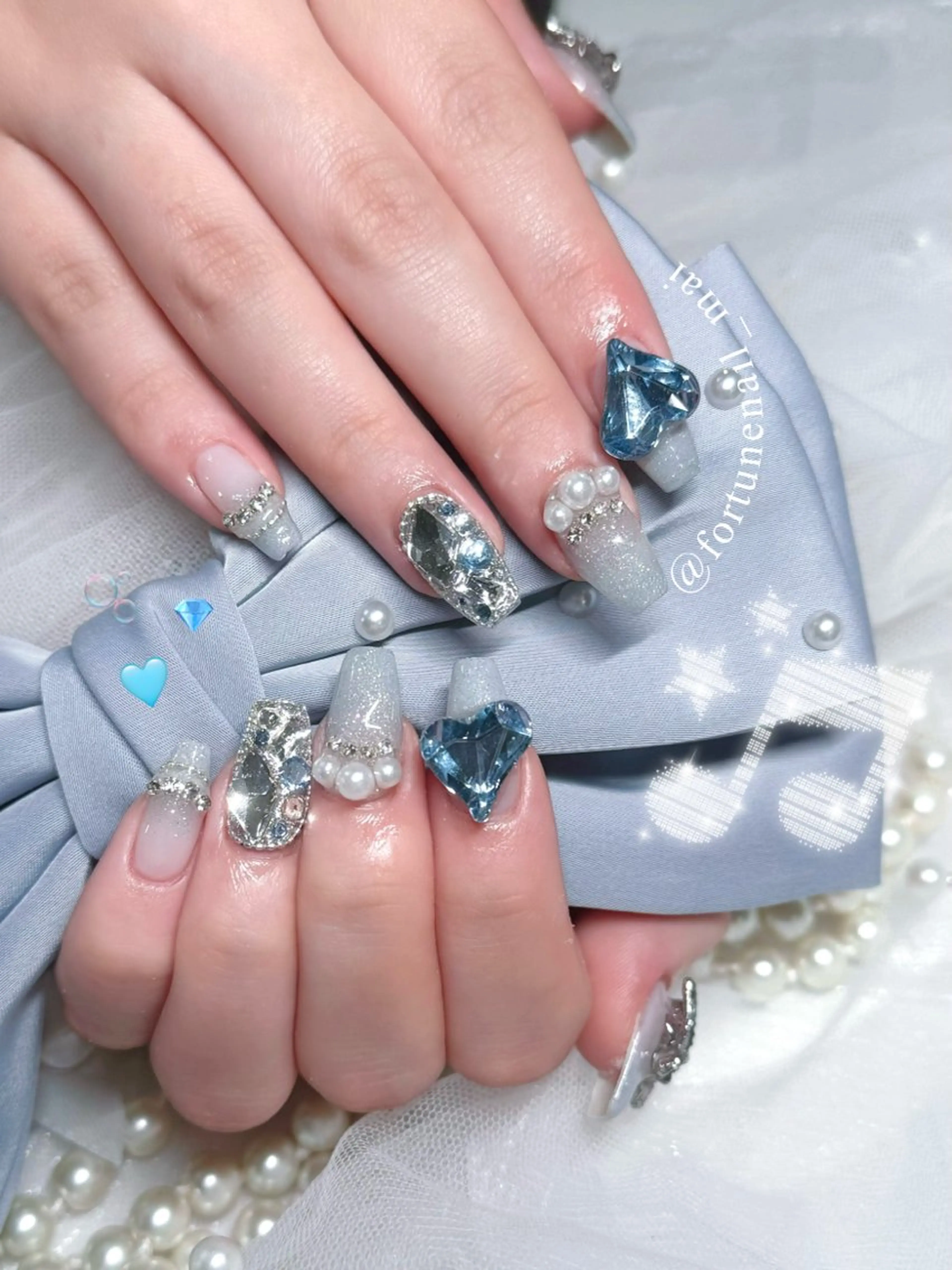 ネイル キラキラネイル 水色 ハンドネイル 🎀Mai 🎀のネイルデザイン