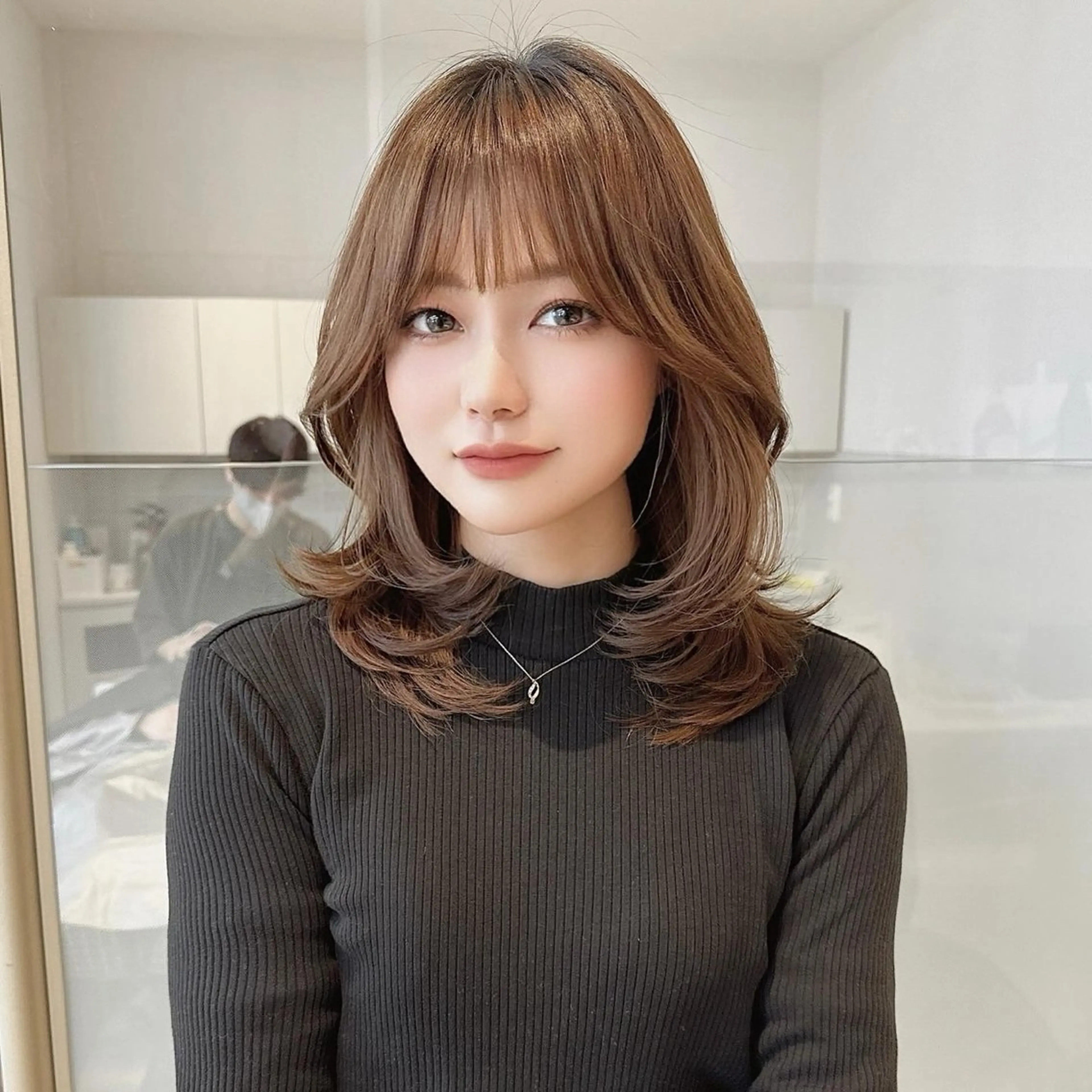 ミディアム かなこ／重めレイヤー ／透明感カラーのヘアスタイル