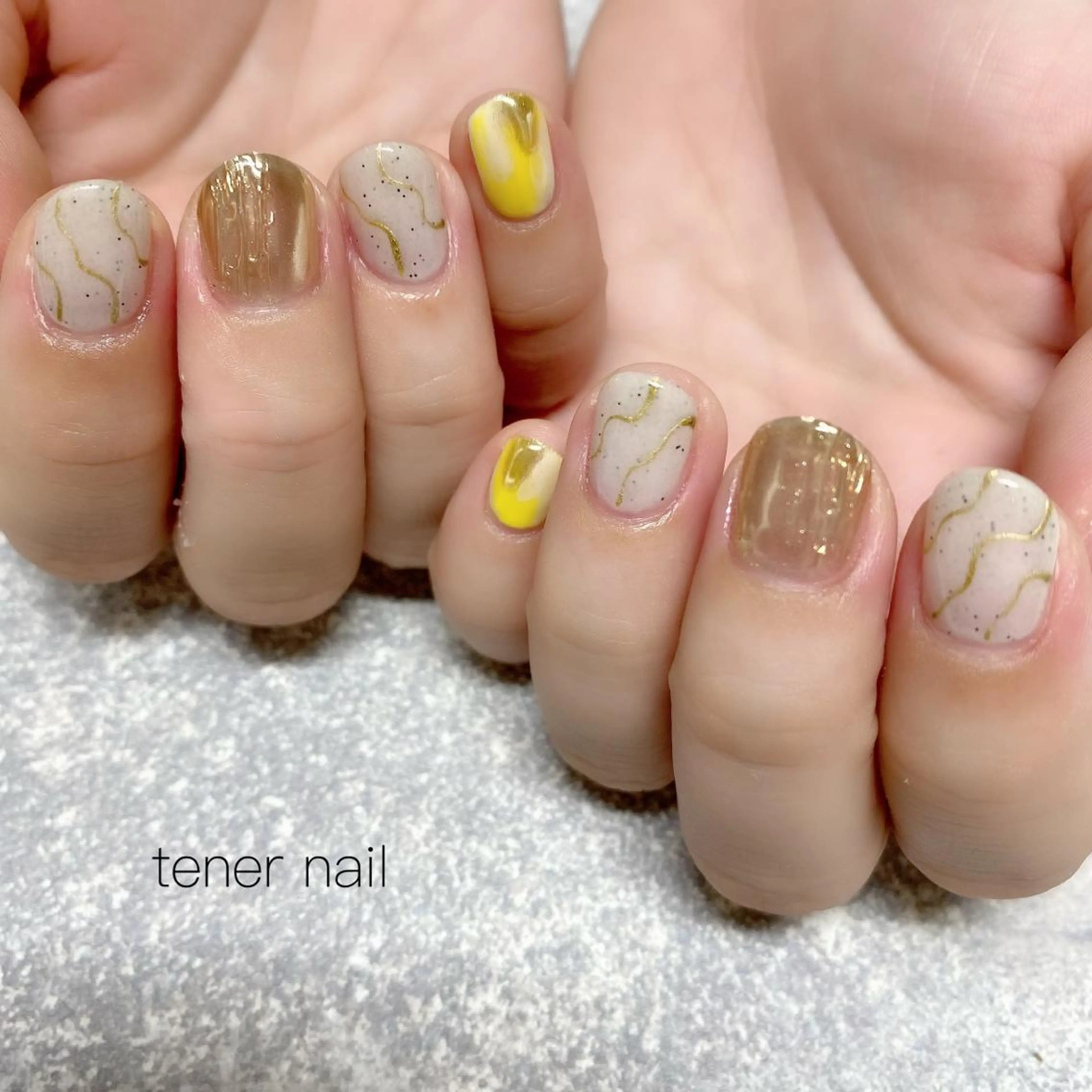 ネイル ニュアンスネイル 黄色 テネルネイル tener nailのネイルデザイン