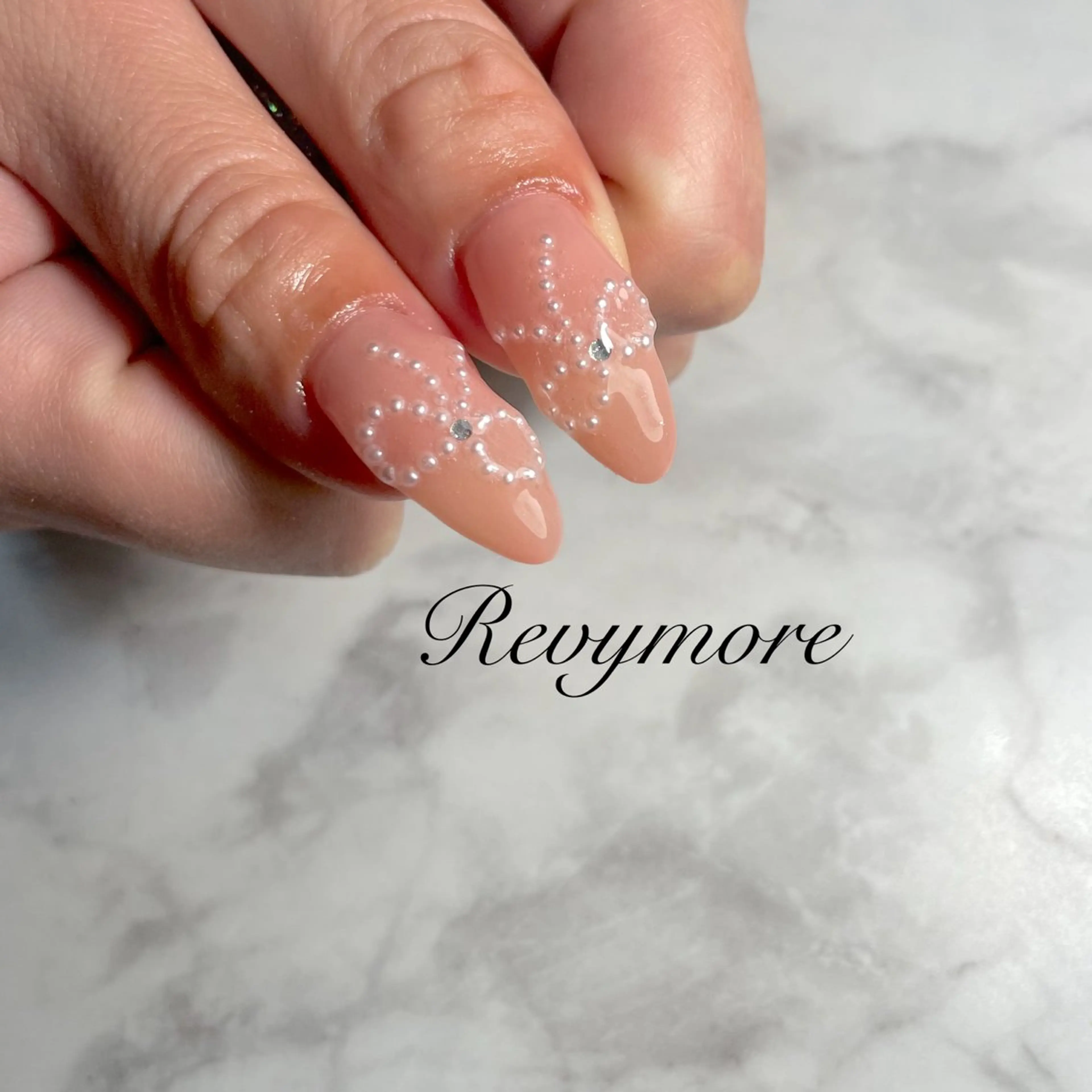 ネイル ジェルネイル ニュアンスネイル オフィスネイル リボン シンプルネイル nail salon Revymoreのネイルデザイン