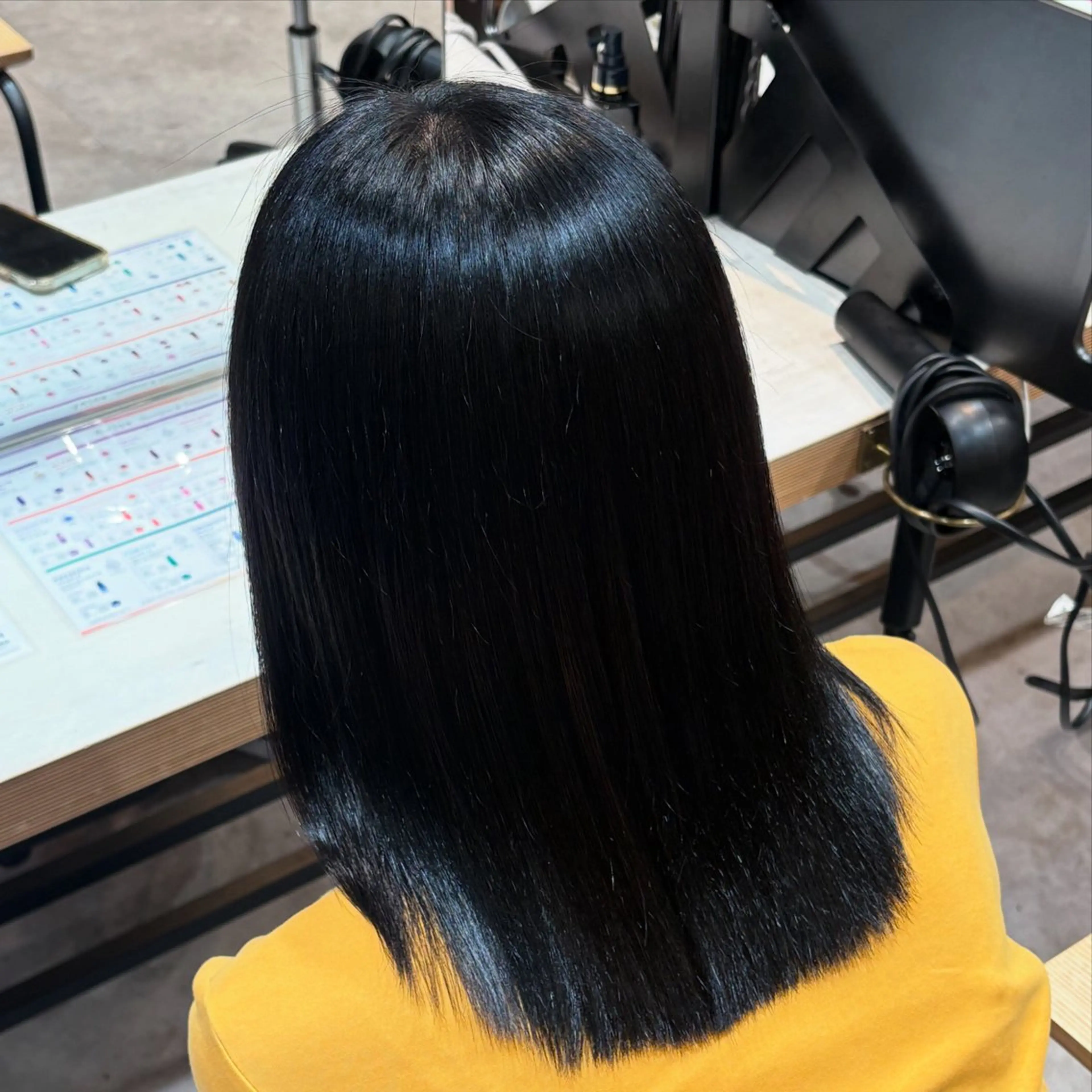 セミロング カラー 黒髪 ブルーカラー ブルーブラック 透明感カラー フェザー/シャドウ/ 酸性ストレートのヘアスタイル