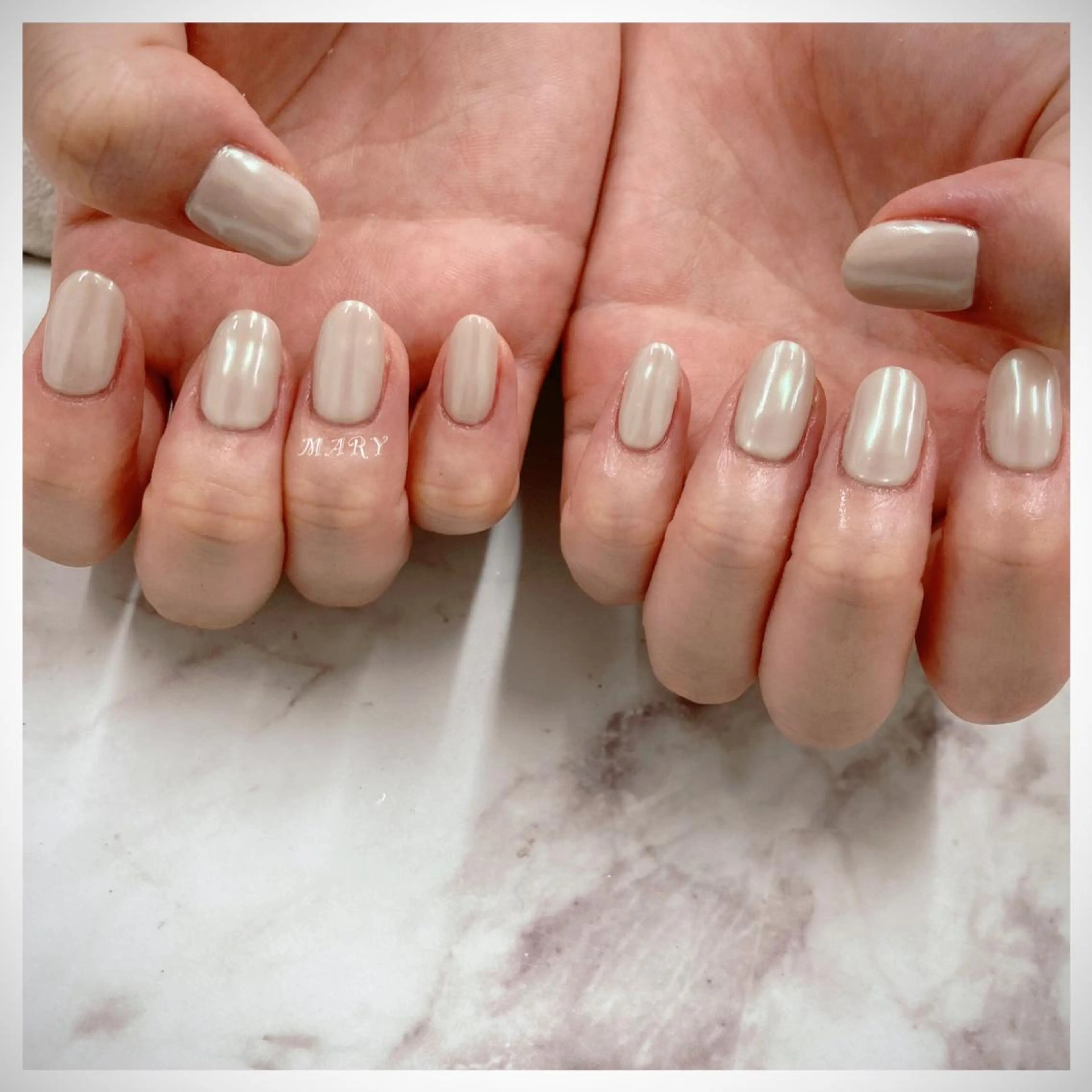 ネイル オーロラネイル オフィスネイル ワンカラーネイル シンプルネイル ホワイト ハンドネイル Mary nail .narumiのネイルデザイン