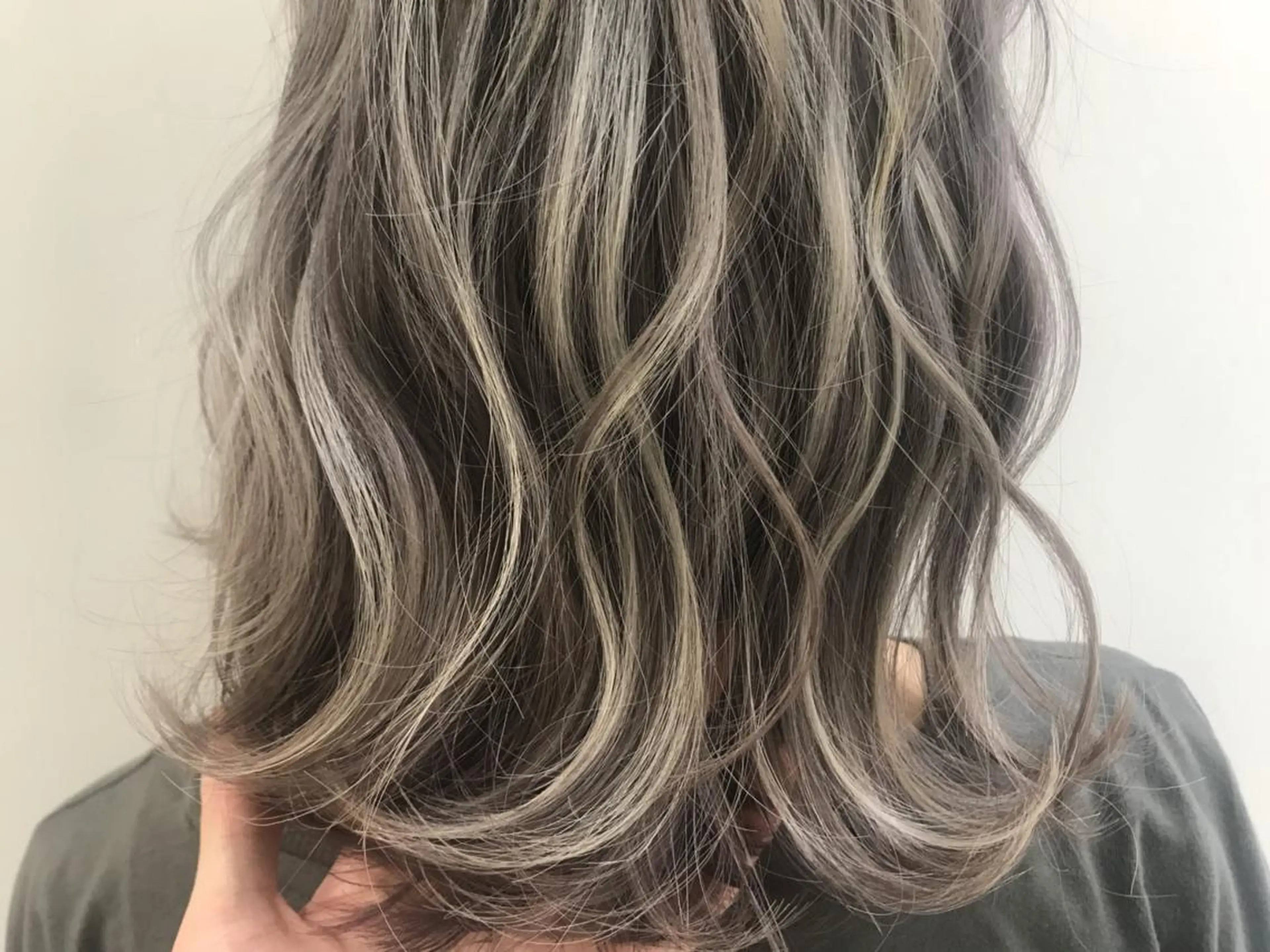 ミディアム ハイトーンブリーチ 土坂　由志【京都】のヘアスタイル