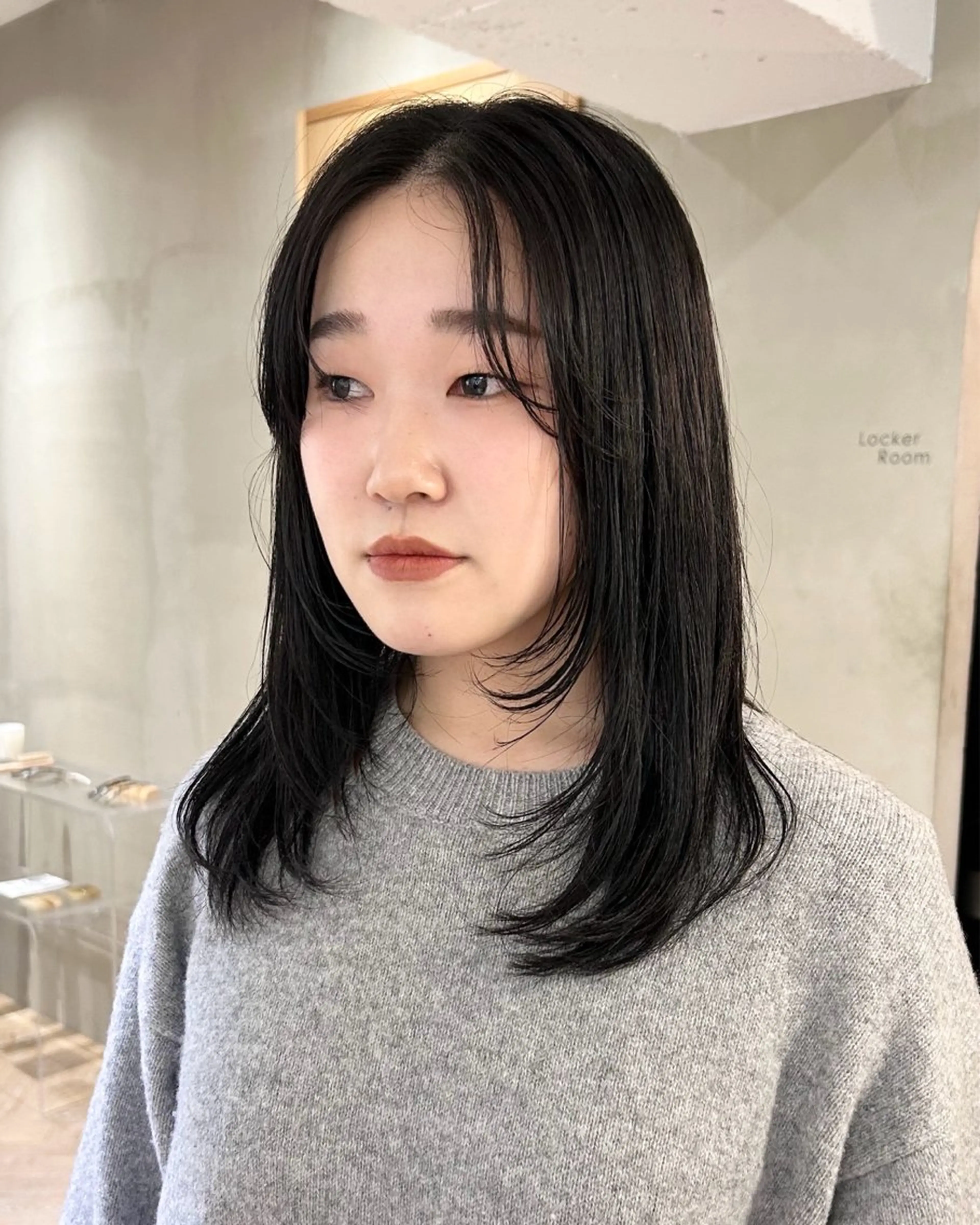 セミロング カラー 黒髪 顔まわりレイヤー 就活ヘア レイヤーカット レイヤーカット/栄/ 顔周り/キトウモエノのヘアスタイル