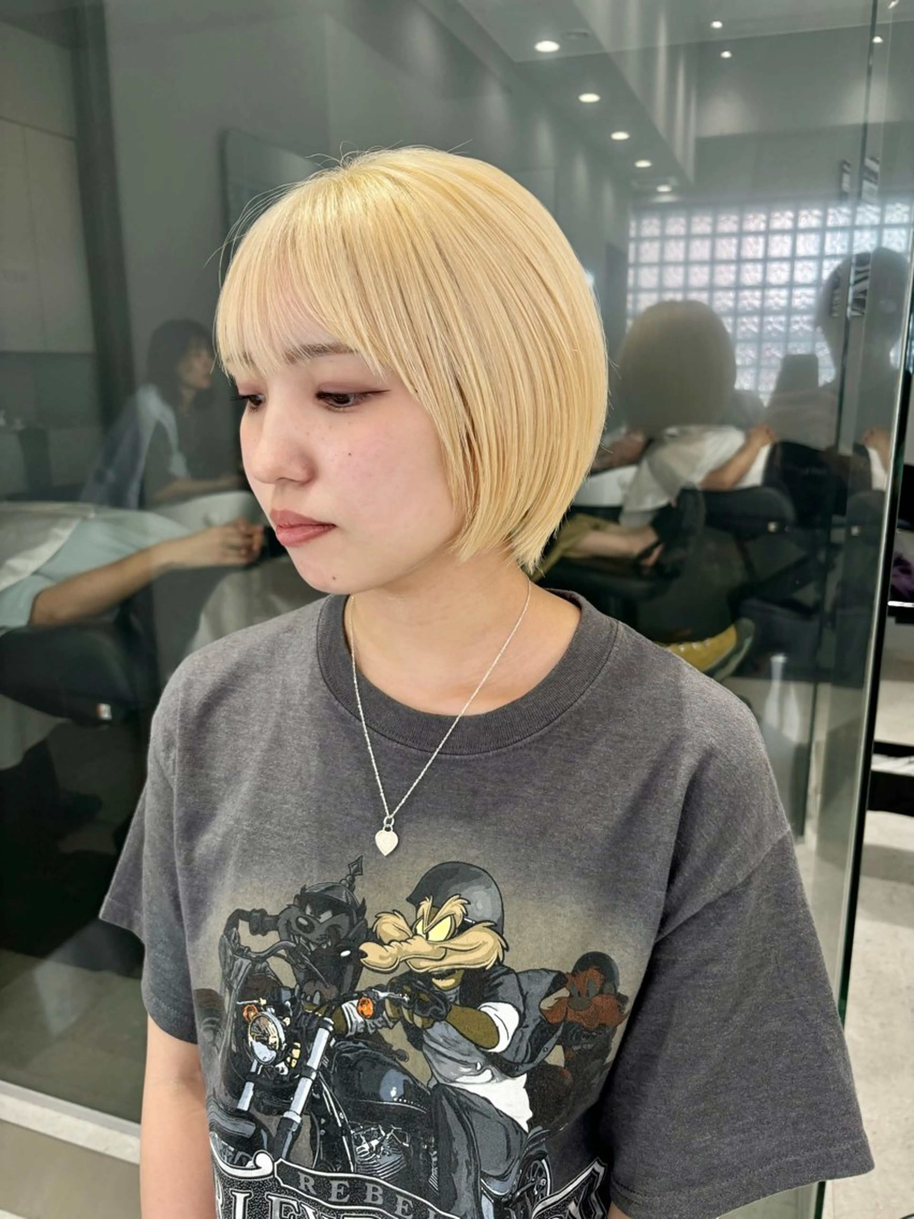 ショート カラー 抜きっぱなしブロンド ブロンド iLi 《イリ》のヘアスタイル