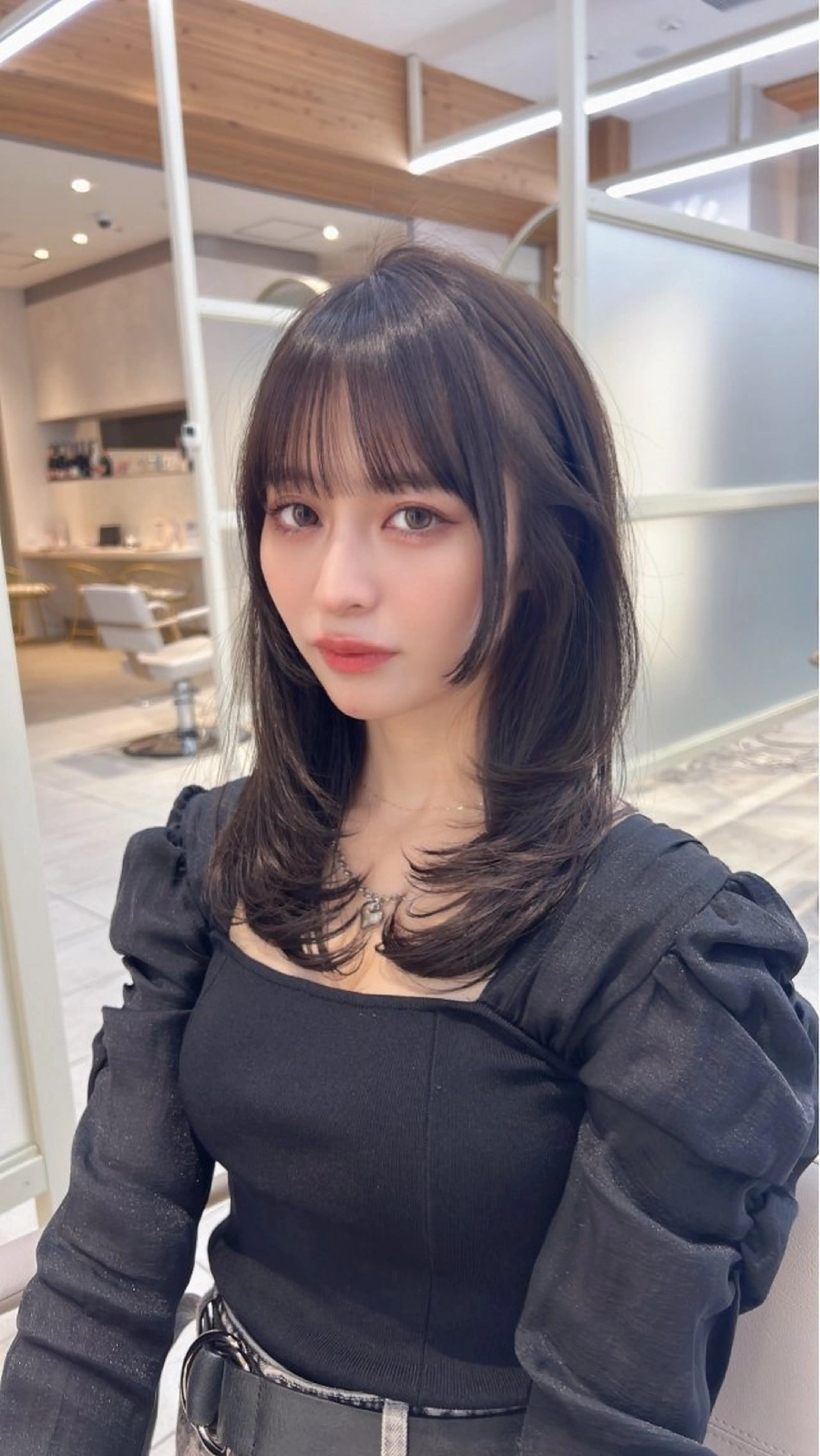 ミディアム かなこ／重めレイヤー ／透明感カラーのヘアスタイル