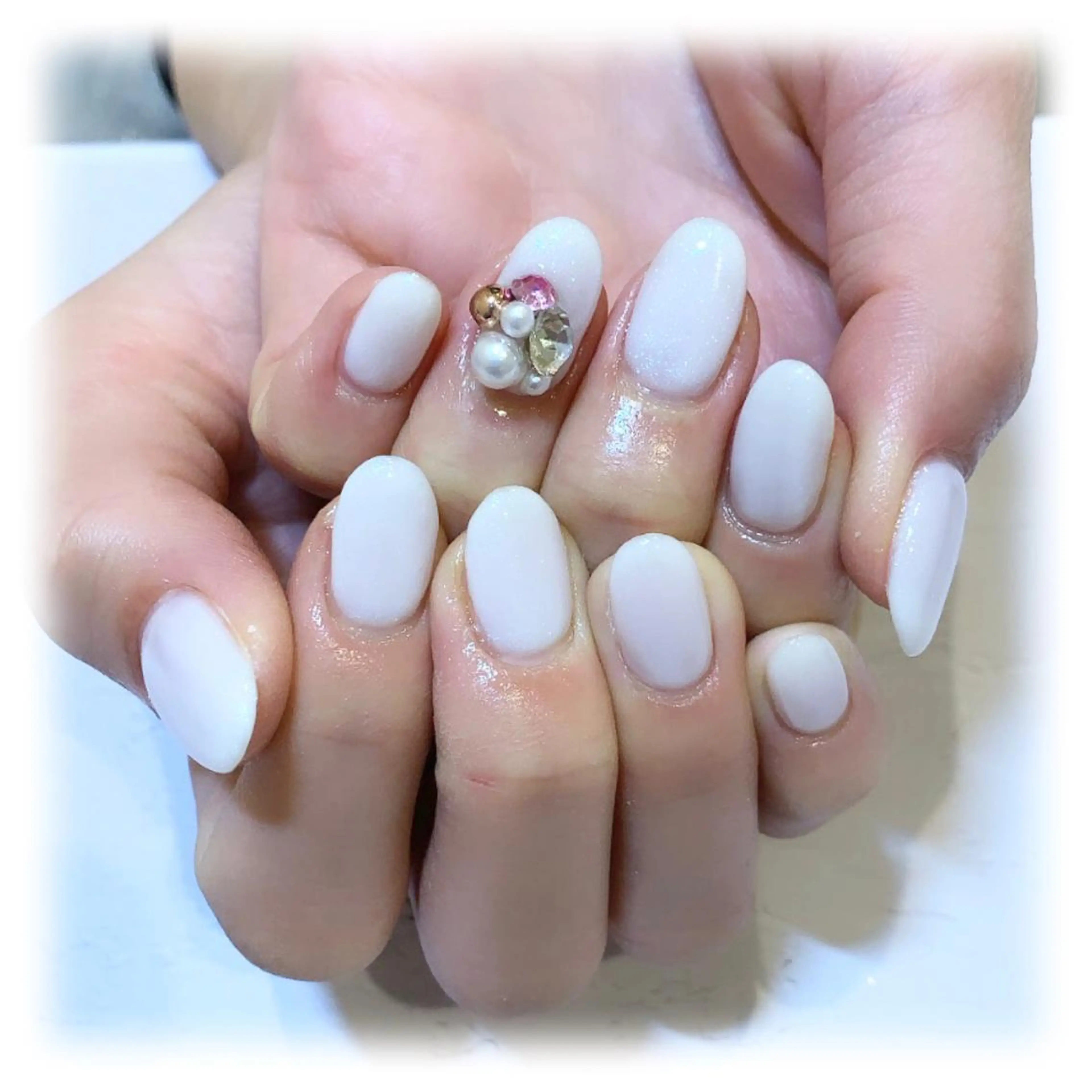 ネイル オーロラネイル ラメ(グリッター) ワンカラーネイル ホワイト ui nailのネイルデザイン