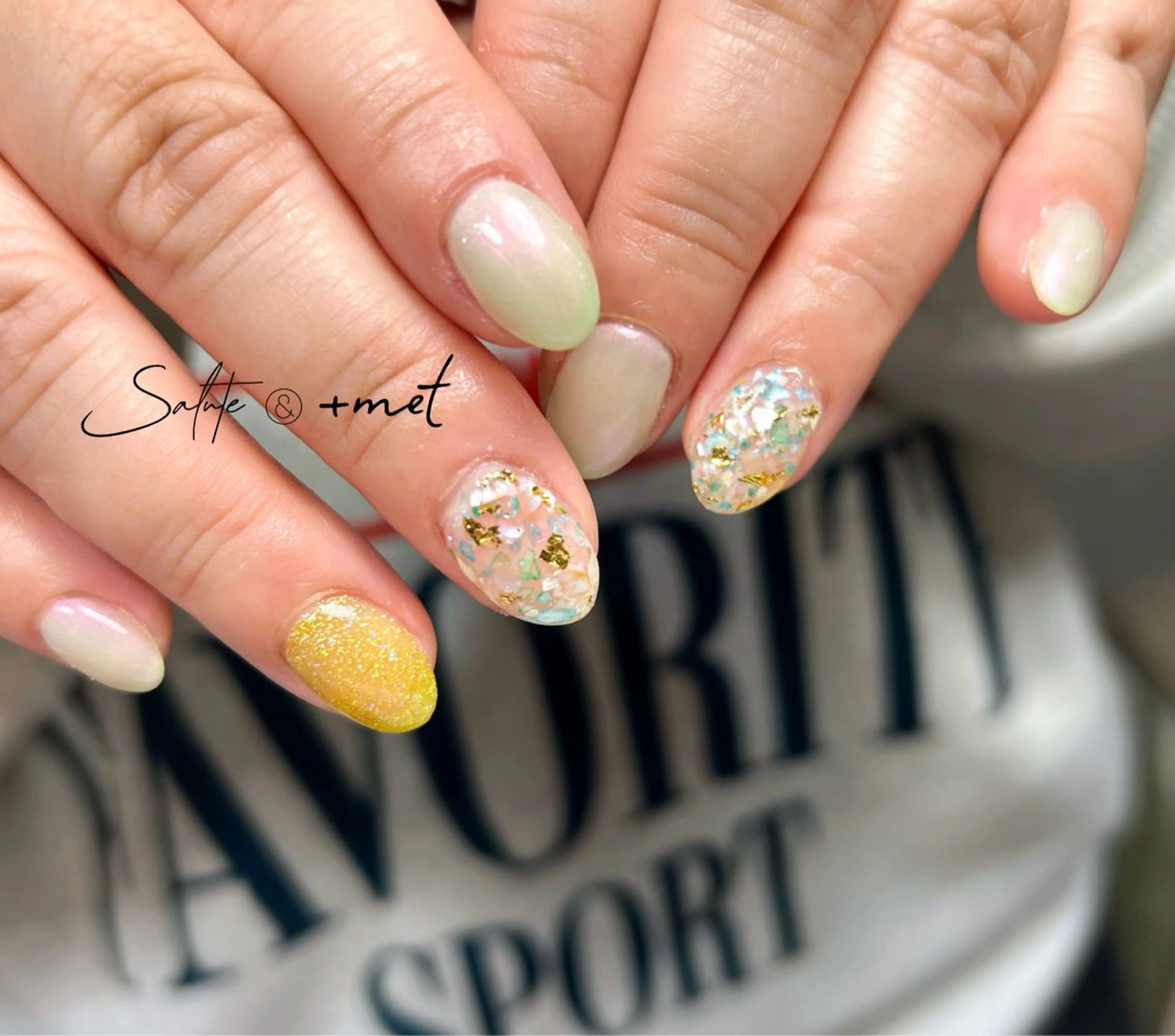 ネイル アートネイル ジェルネイル ゴールド グリーン ニュアンスネイル ハンドネイル 渋谷 怜奈のネイルデザイン