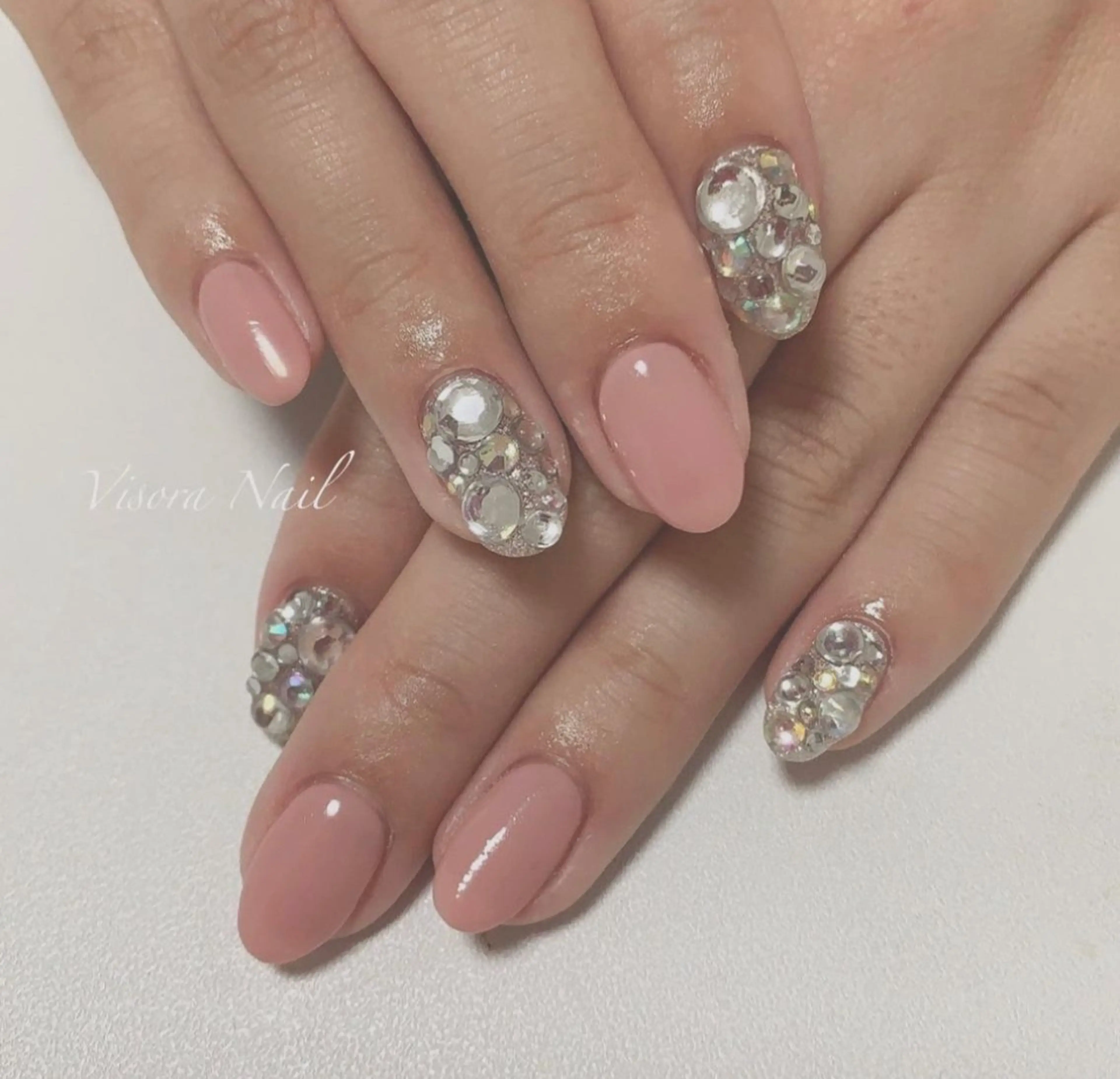 ストーン載せ放題ワンカラーネイル(ハンド・オフ込み)の写真