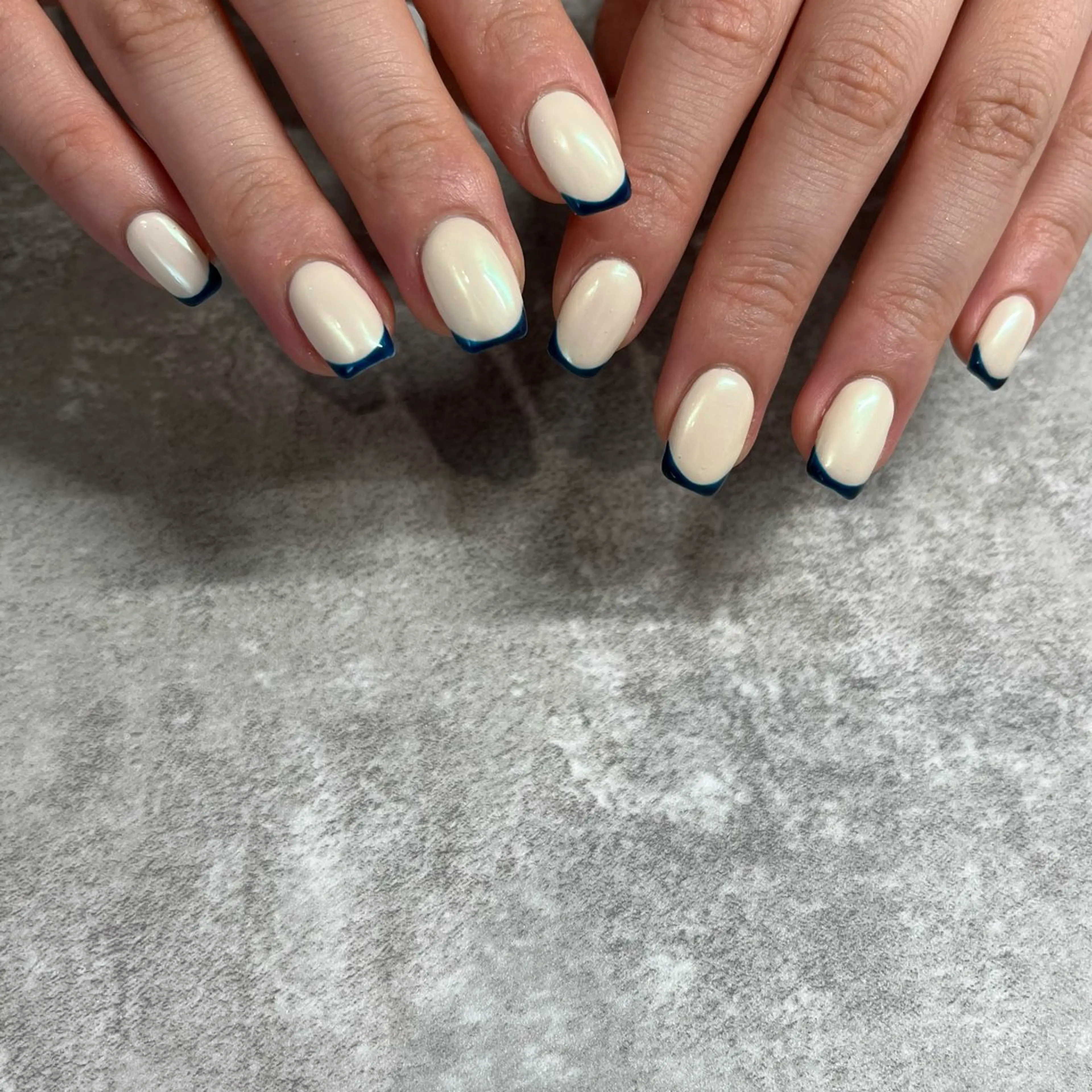 ネイル オーロラネイル フレンチネイル ネイビー ホワイト ハンドネイル Lélia nailのネイルデザイン