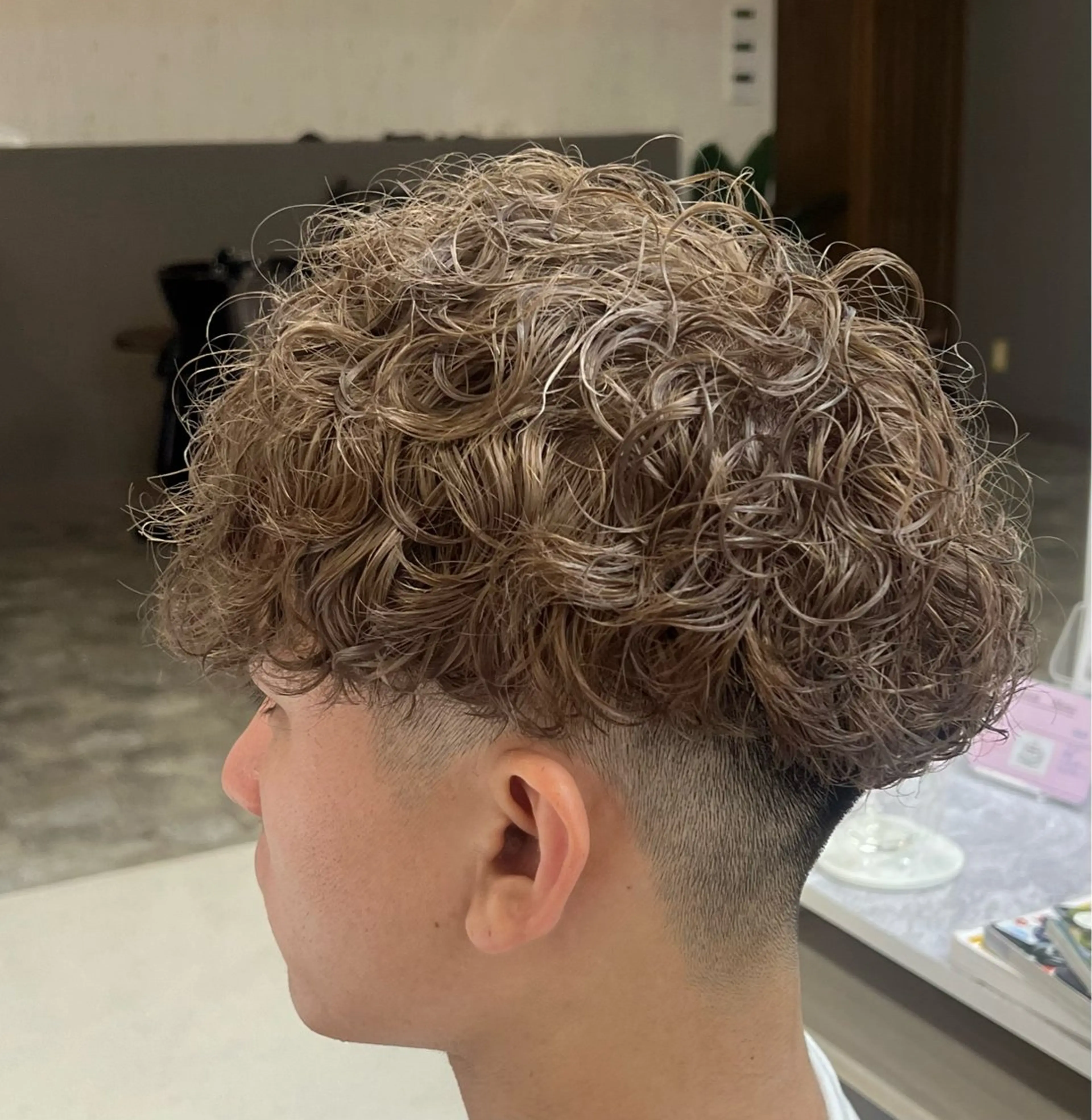ショート カラー パーマ メンズ メンズブリーチ メンズパーマ プードルパーマ ブリーチ プードルパーマ KEN 🌟のヘアスタイル