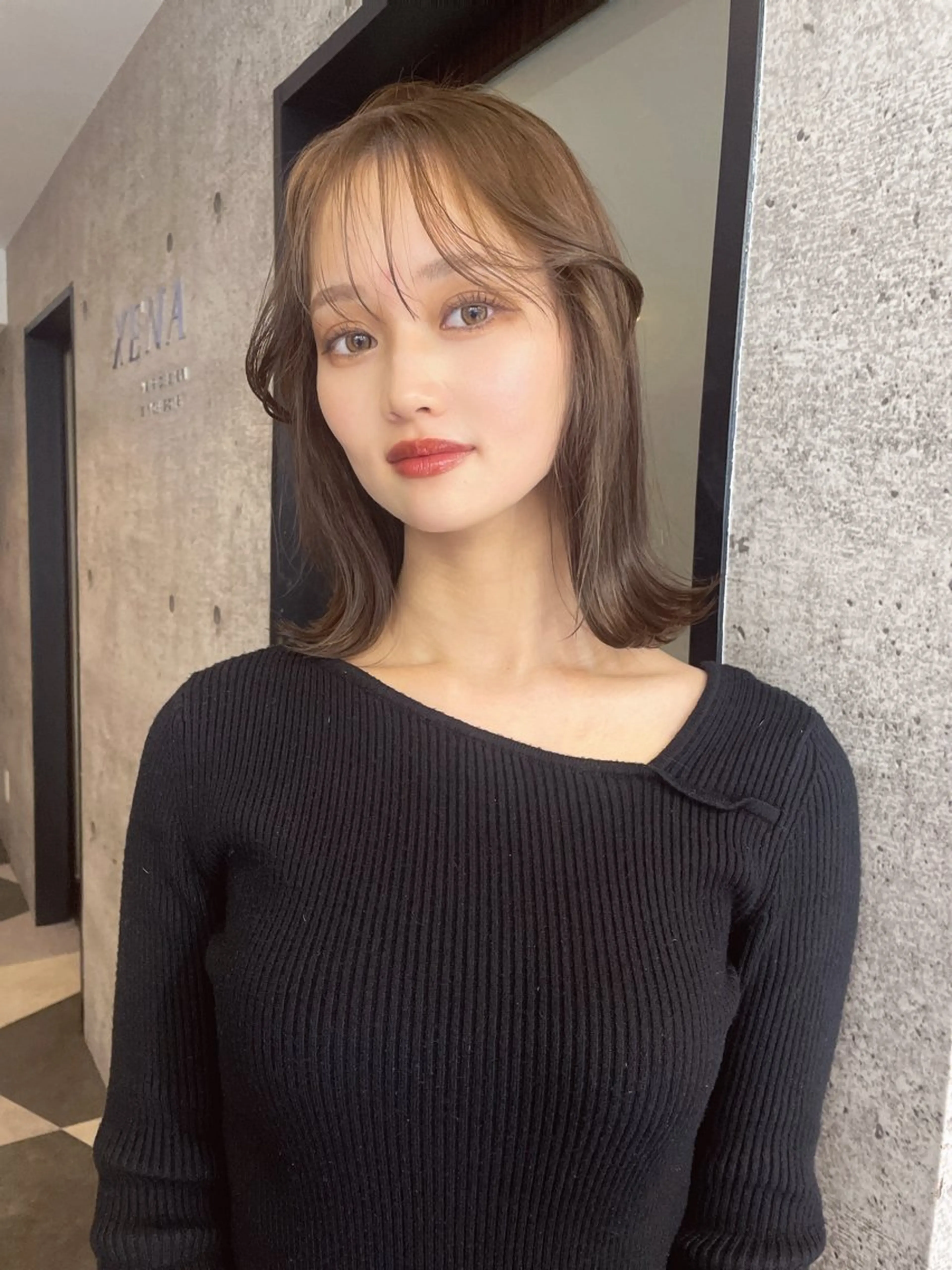 ミディアム GEM YURI ハイトーンカラーのヘアスタイル