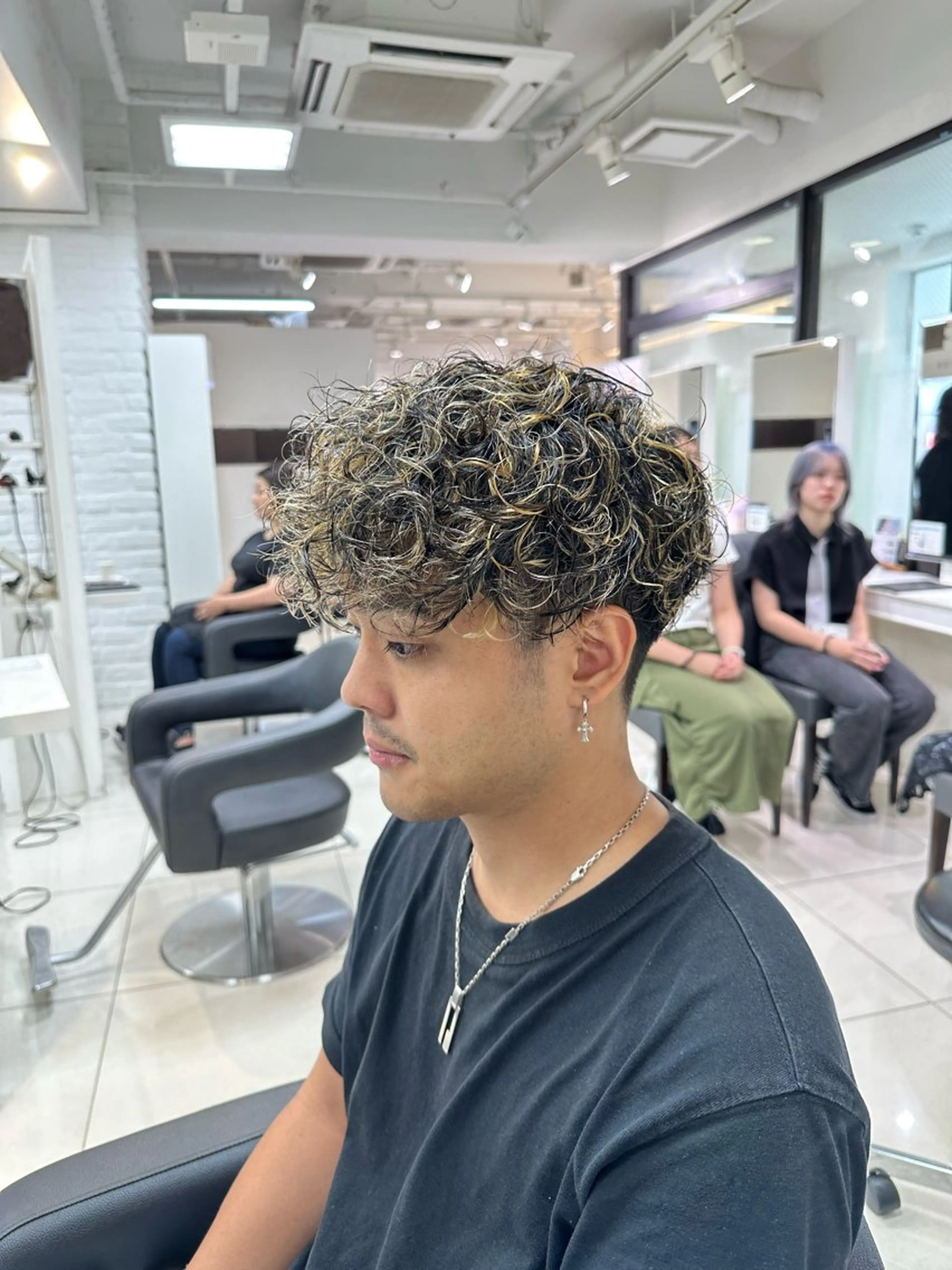 ショート カラー パーマ メンズ メンズハイライト スペインカール 抜きっぱなしブロンド ハイライトカラー ハイライト カット ヘアカラー パーマ フェザーパーマ職人 🪶ryosukeのヘアスタイル