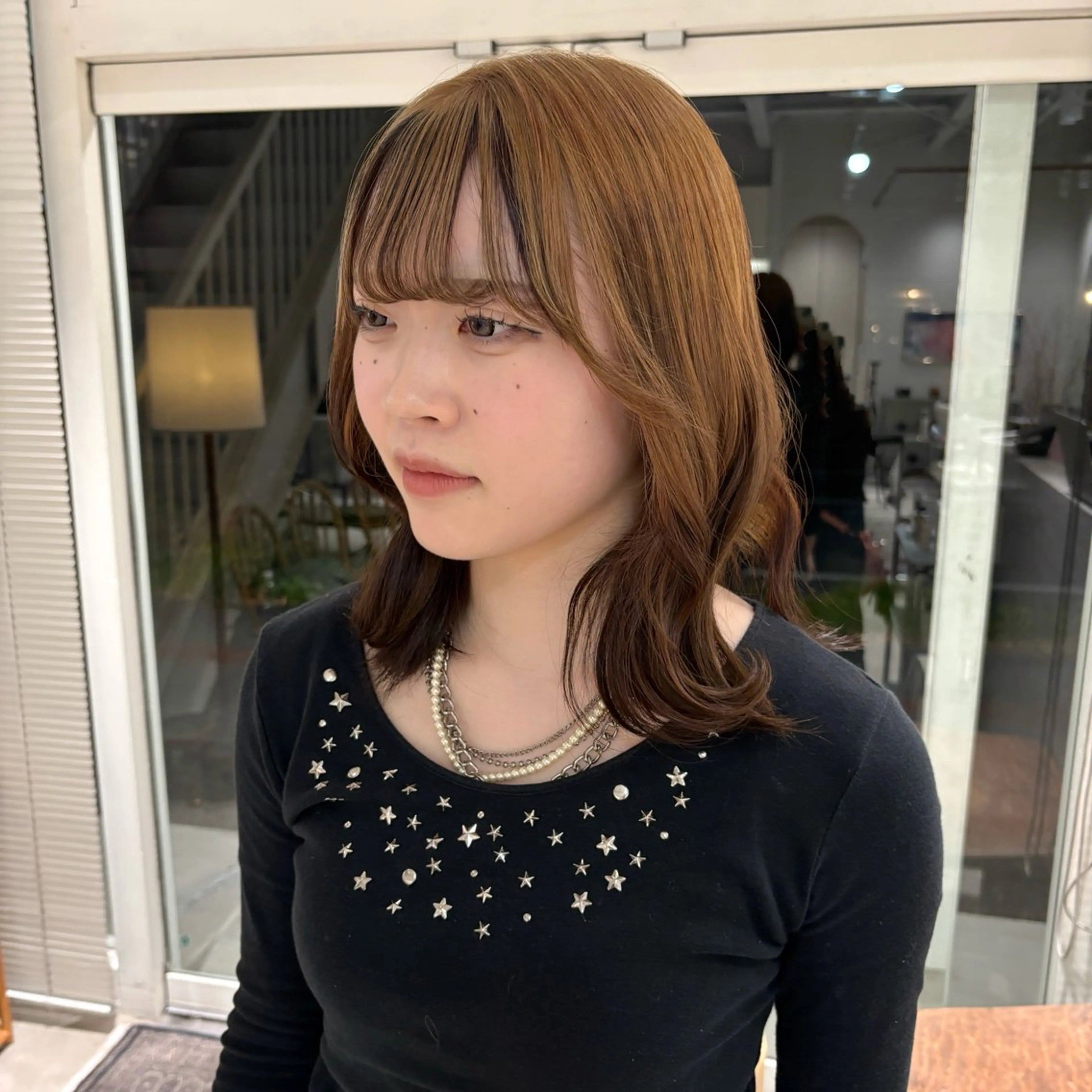 ミディアム カラー ヘアカラー 周東 芽依のヘアスタイル