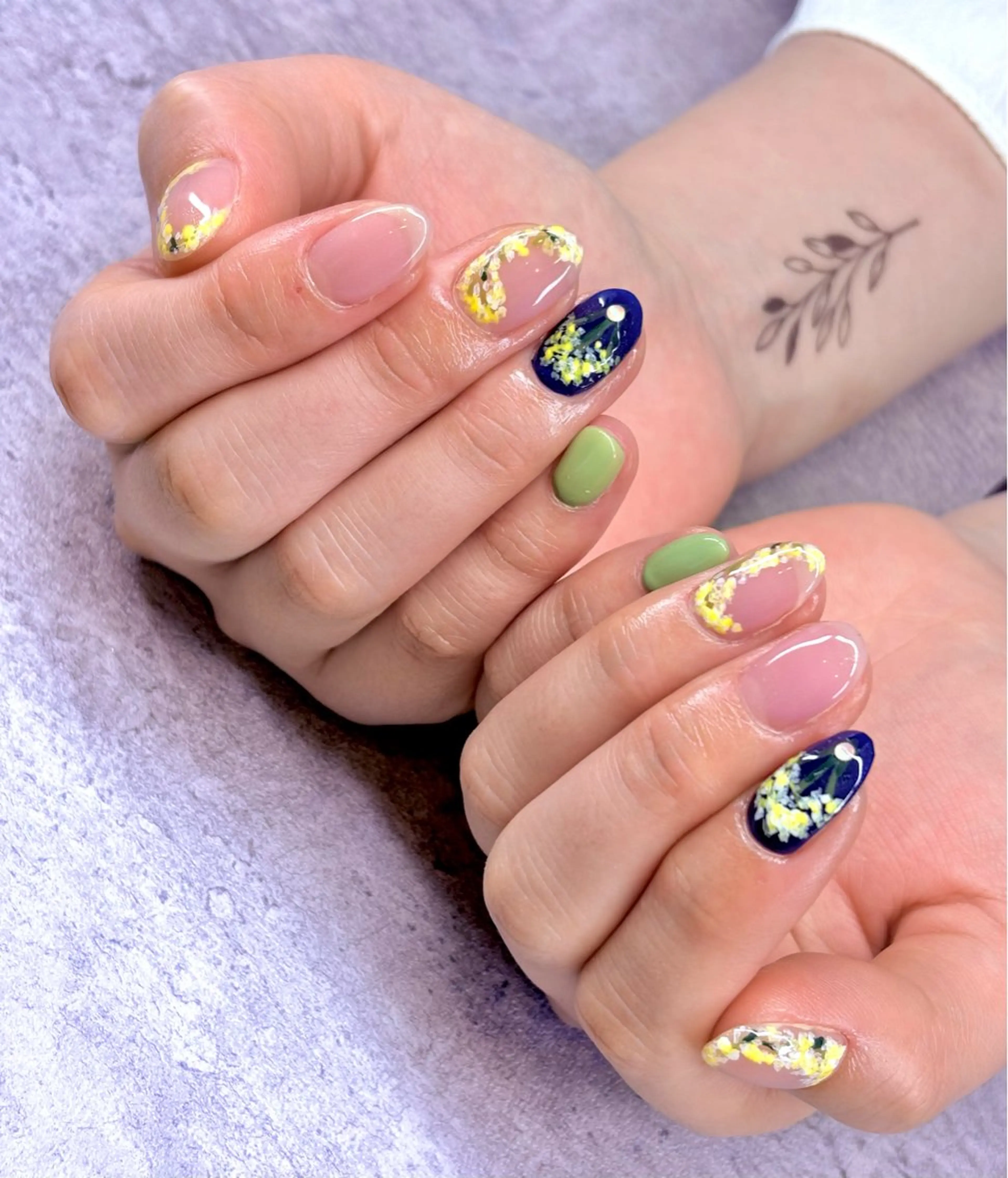 【オフ込み】💐🌼*･ミモザネイル✨️💐🌼*･細かな黄色の花びらの春らしいデザイン💓‪ビタミンカラー✨️の写真