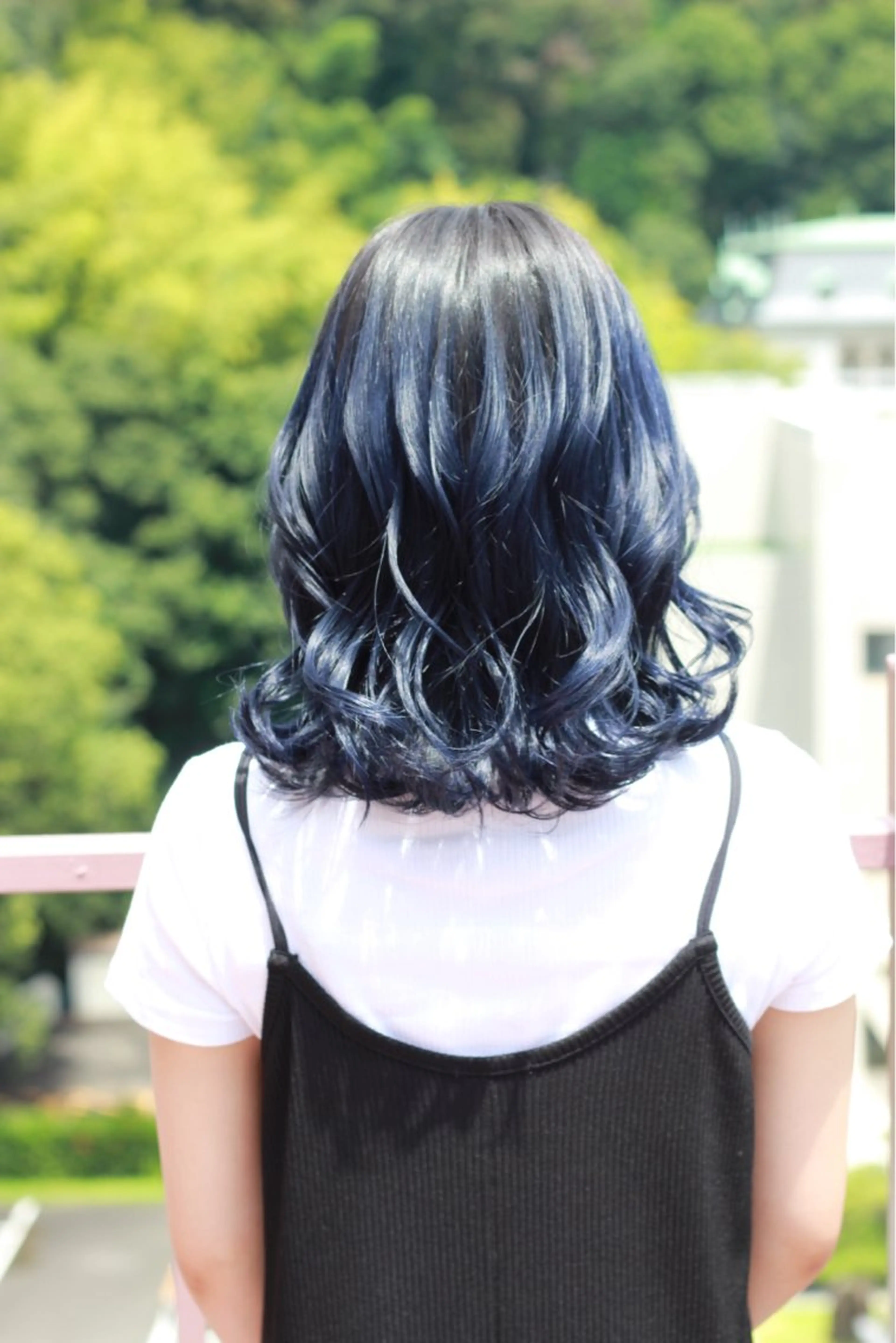 ミディアム カラー 黒髪 ブリーチ ブルーカラー ブルーブラック ヘアカラー Viage （ビアージュ）のヘアスタイル