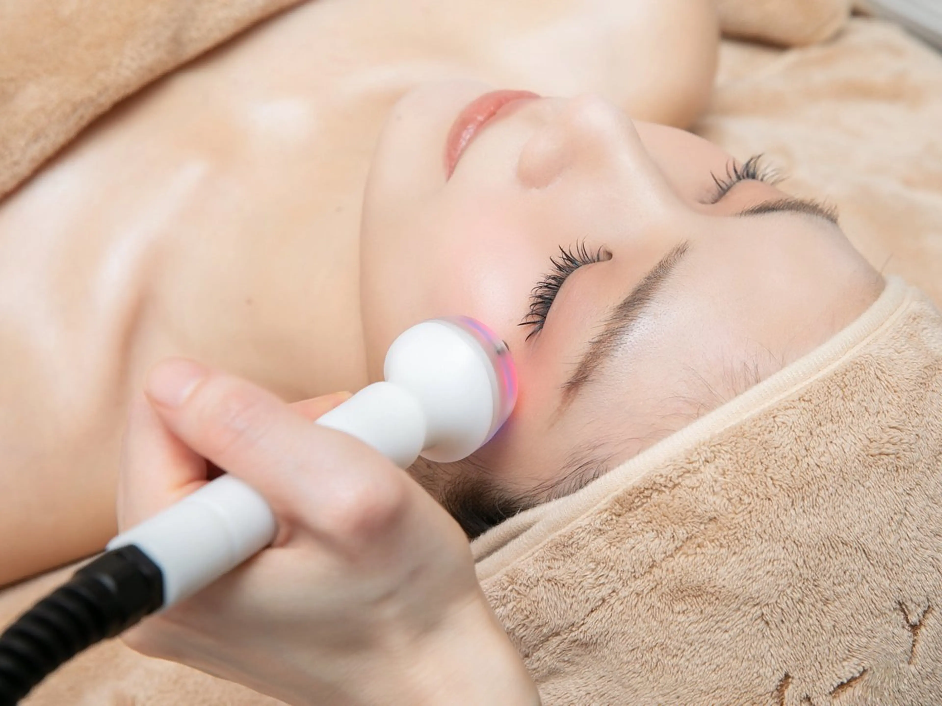 [たるみ・保湿＆美白・ニキビケア]ハイパーナイフ小顔＋イオン導入70分炭酸パック8980の写真