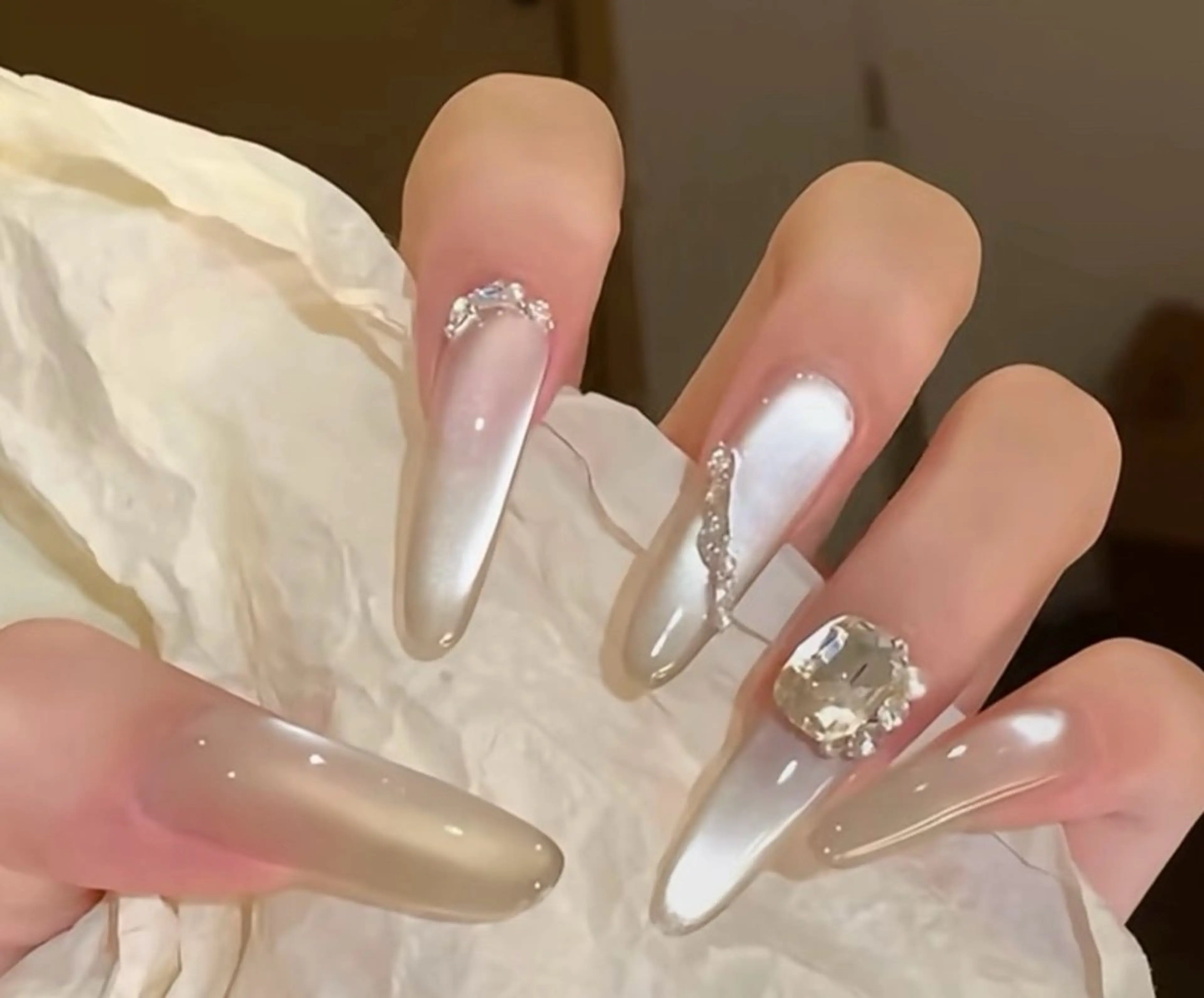 ネイル チークネイル 長さ出し フラワーネイル フレンチネイル ガーリー SunNail池袋駅 ワンホンネイルのネイルデザイン