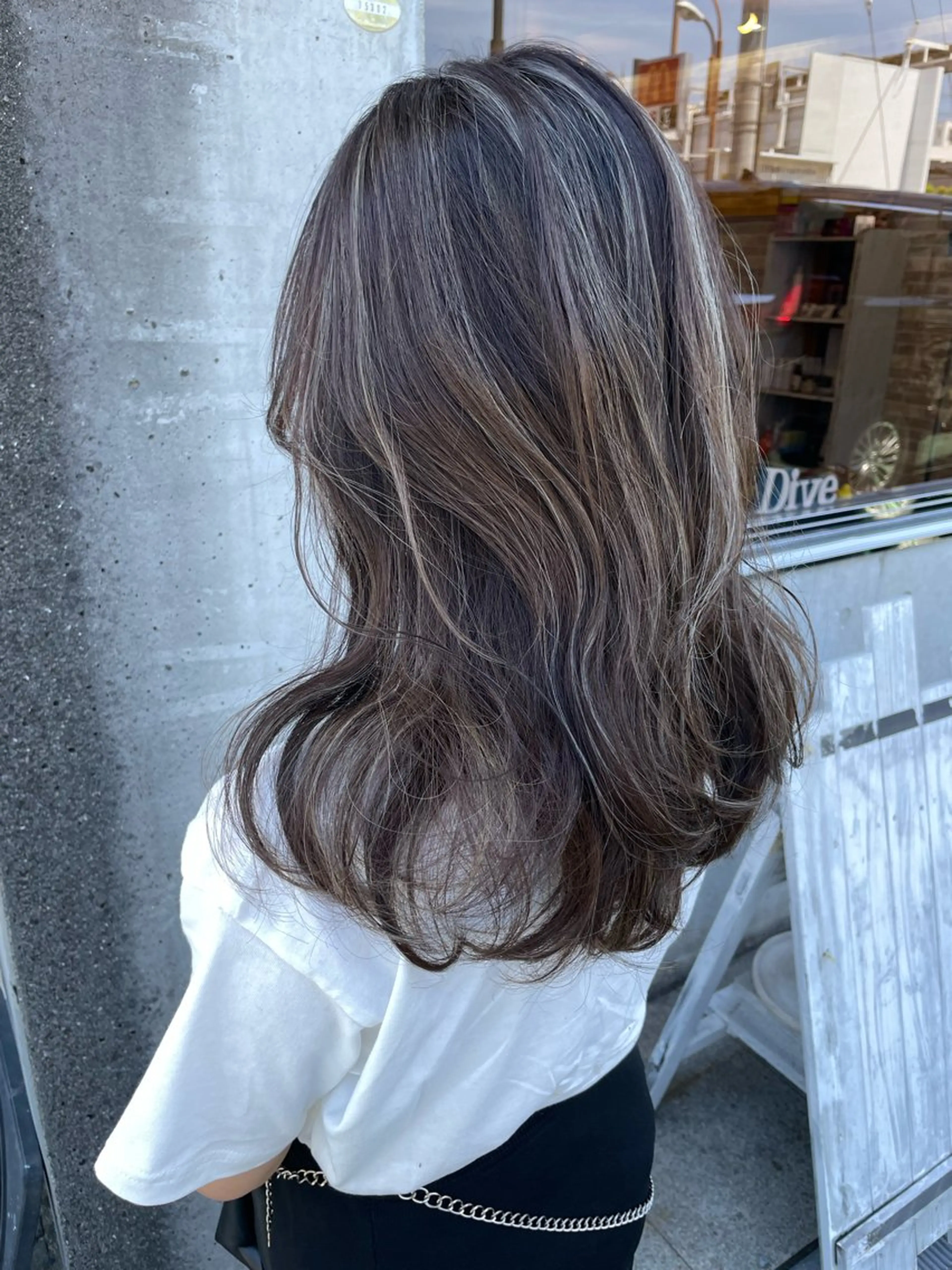 セミロング ヘアカラー シモダ クルミのヘアスタイル