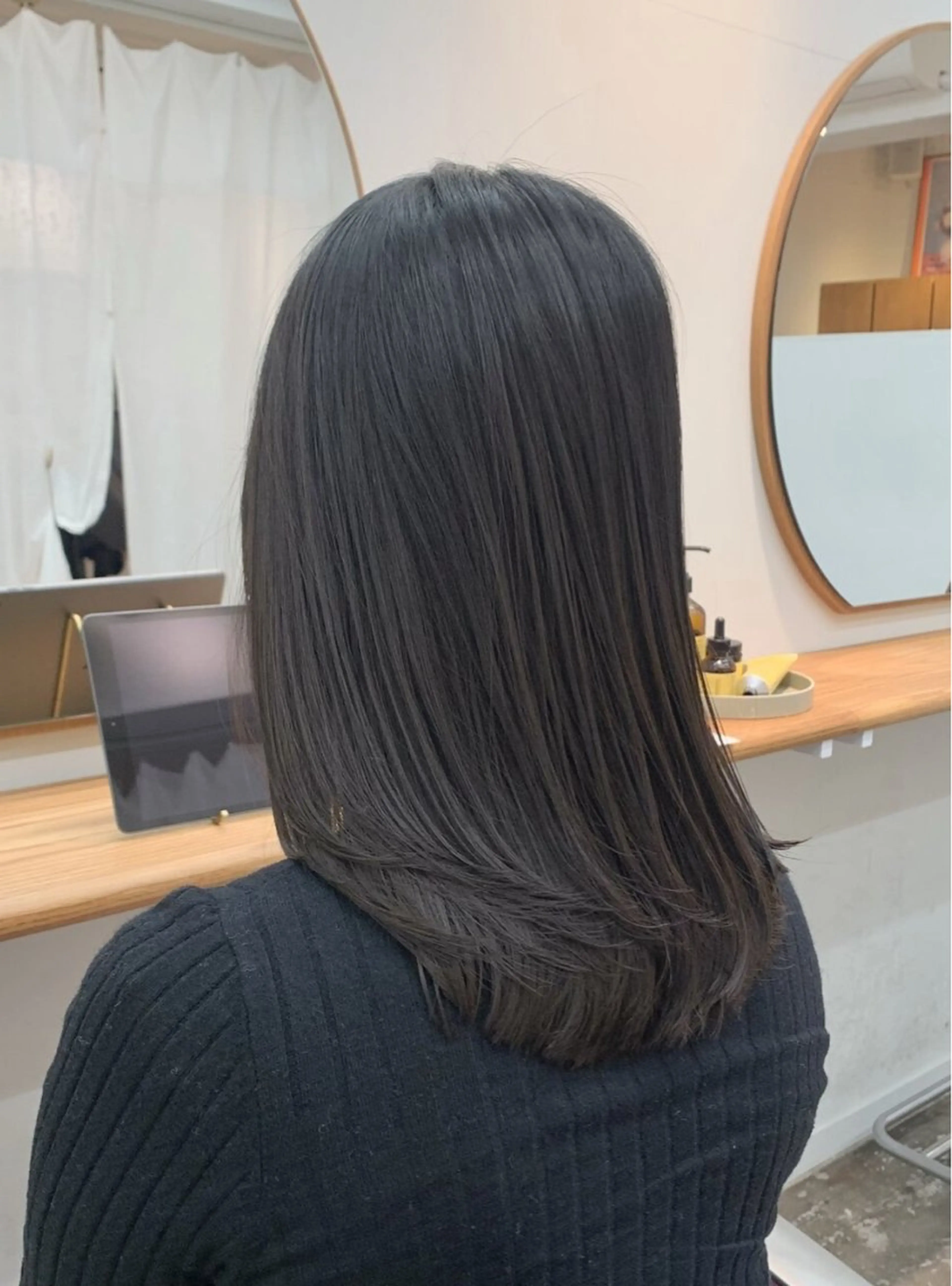 セミロング カラー ブラウンカラー くすみブラウン ヘアカラー 立川艶髪カラーと映画 美容師YUJIのヘアスタイル