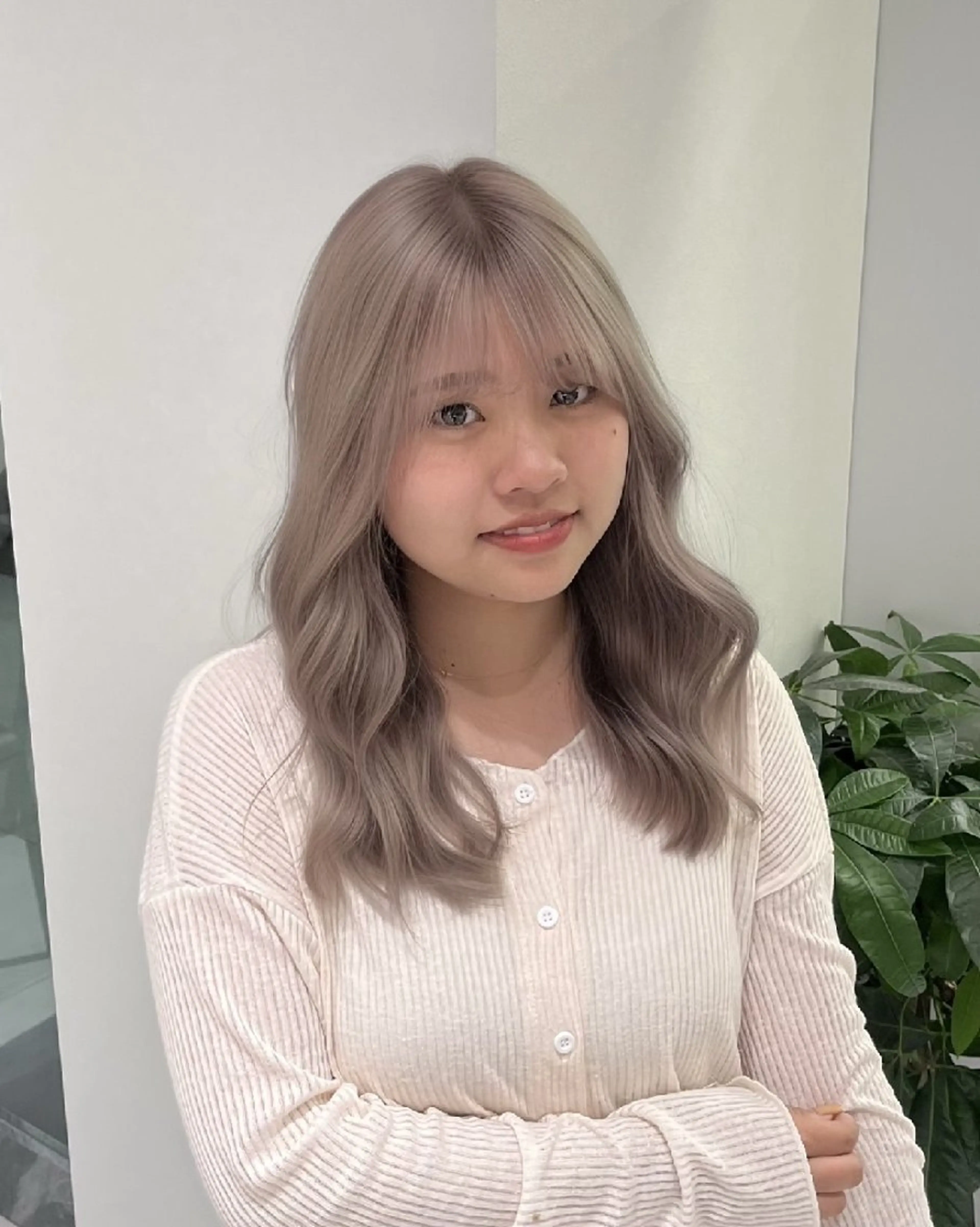 セミロング ハイライト 髪質改善 韓国風ヘア レイヤーカット piLLon 心斎橋のヘアスタイル