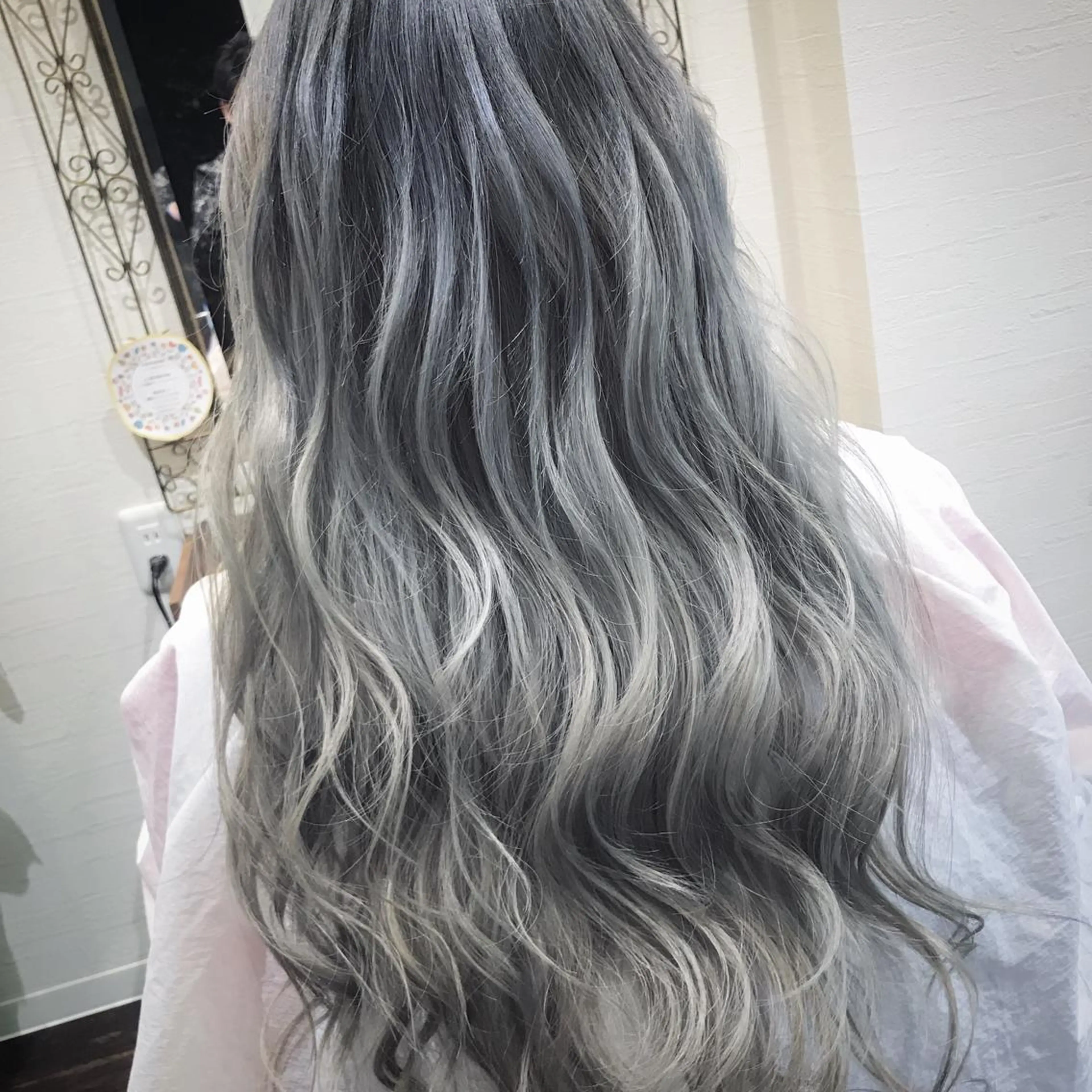 ロング カラー グラデーションカラー ハイライトカラー シルバー ハイライト ヘアカラー トリートメント 皆巳 達郎のヘアスタイル