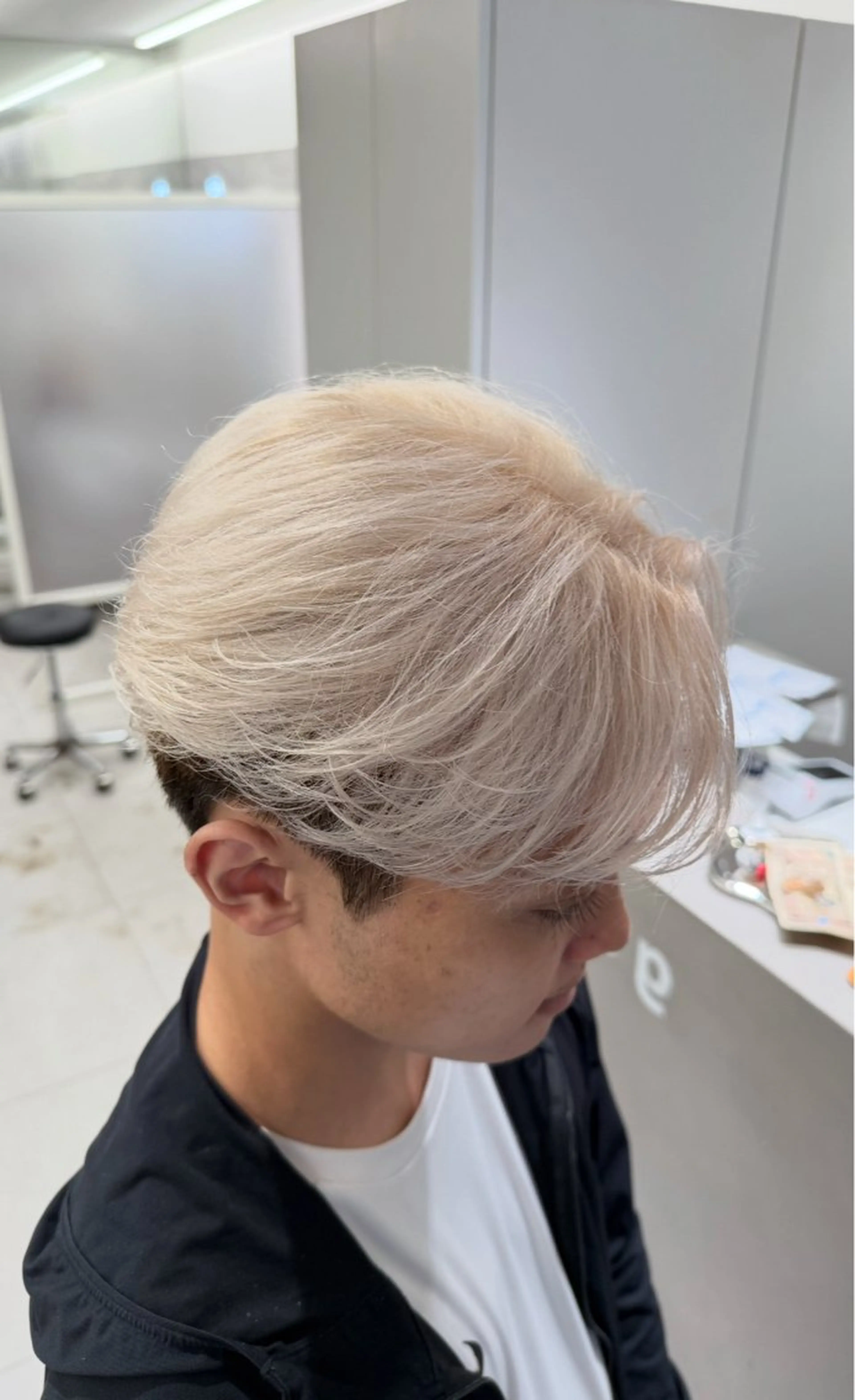 【⚡️メンズハイトーンカラー】メンテナンスカット+全体ブリーチ+オンカラー+髪質改善トリートメントの写真