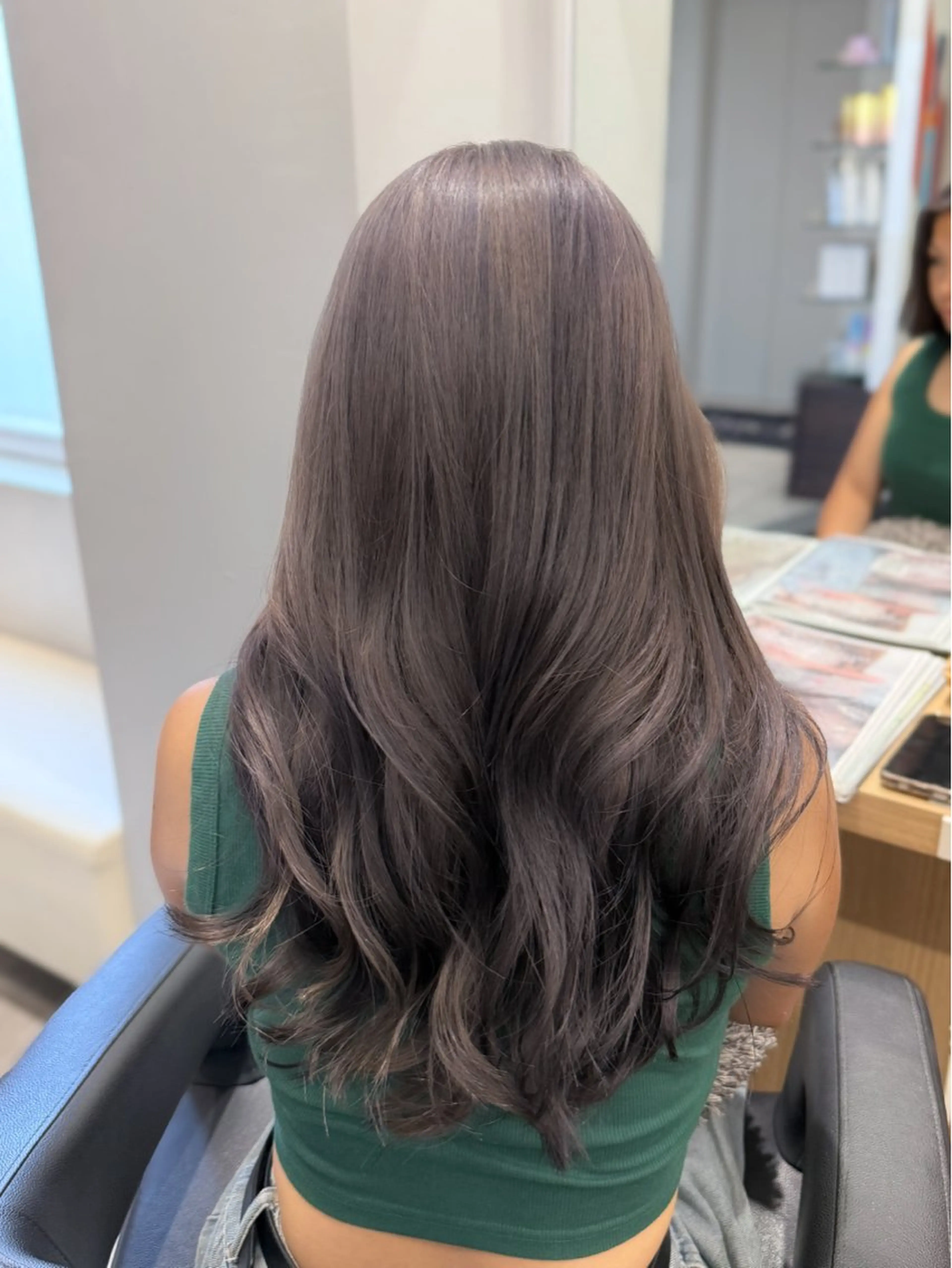 ロング カラー ブリーチ 透明感カラー グレージュ ヘアカラー トリートメント 巻ける髪質改善🫧ハ イライト/永田汰伊智のヘアスタイル