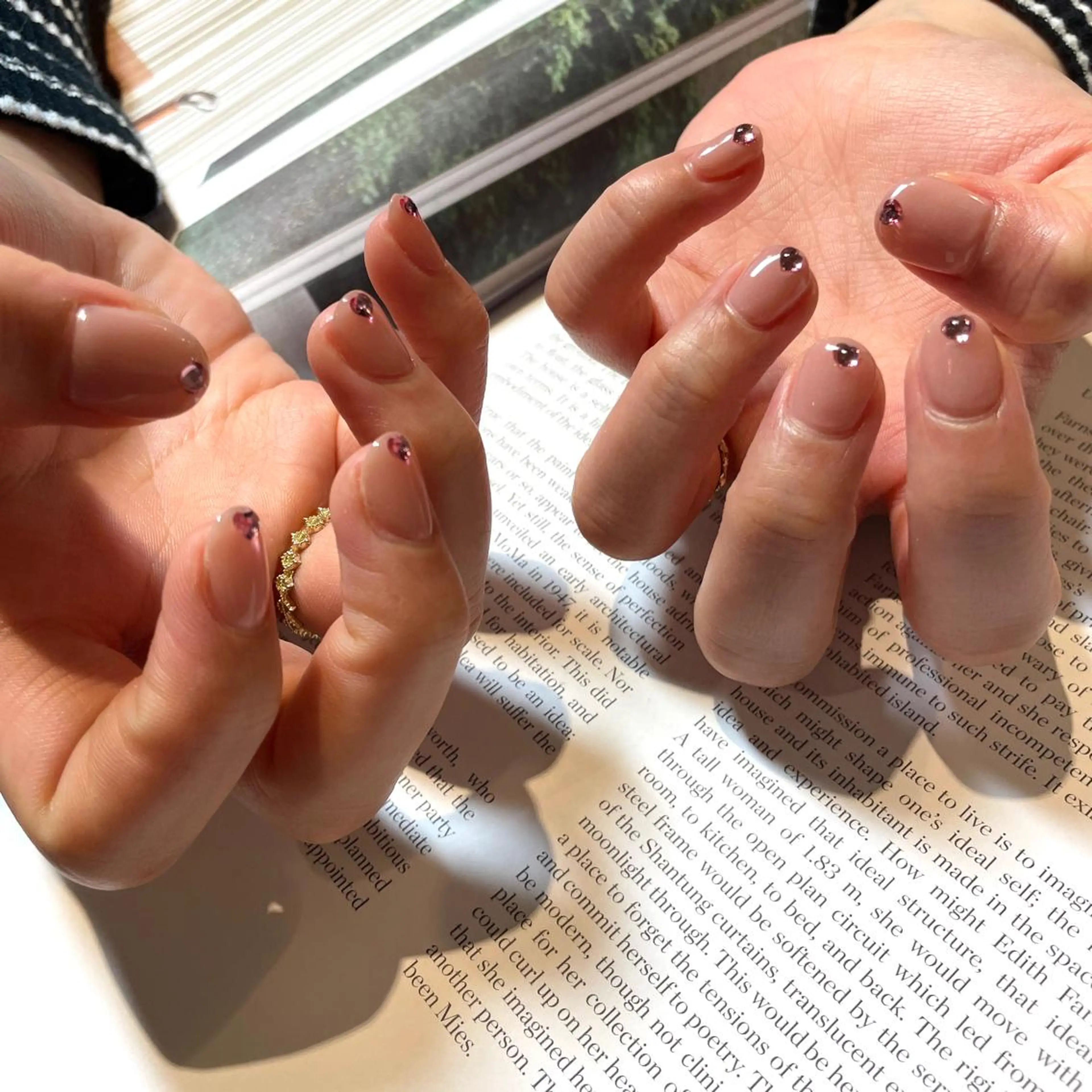 ネイル ハンドネイル anyora nail salon所属・大人ワンホン キラキラ/Ayanoのネイルデザイン