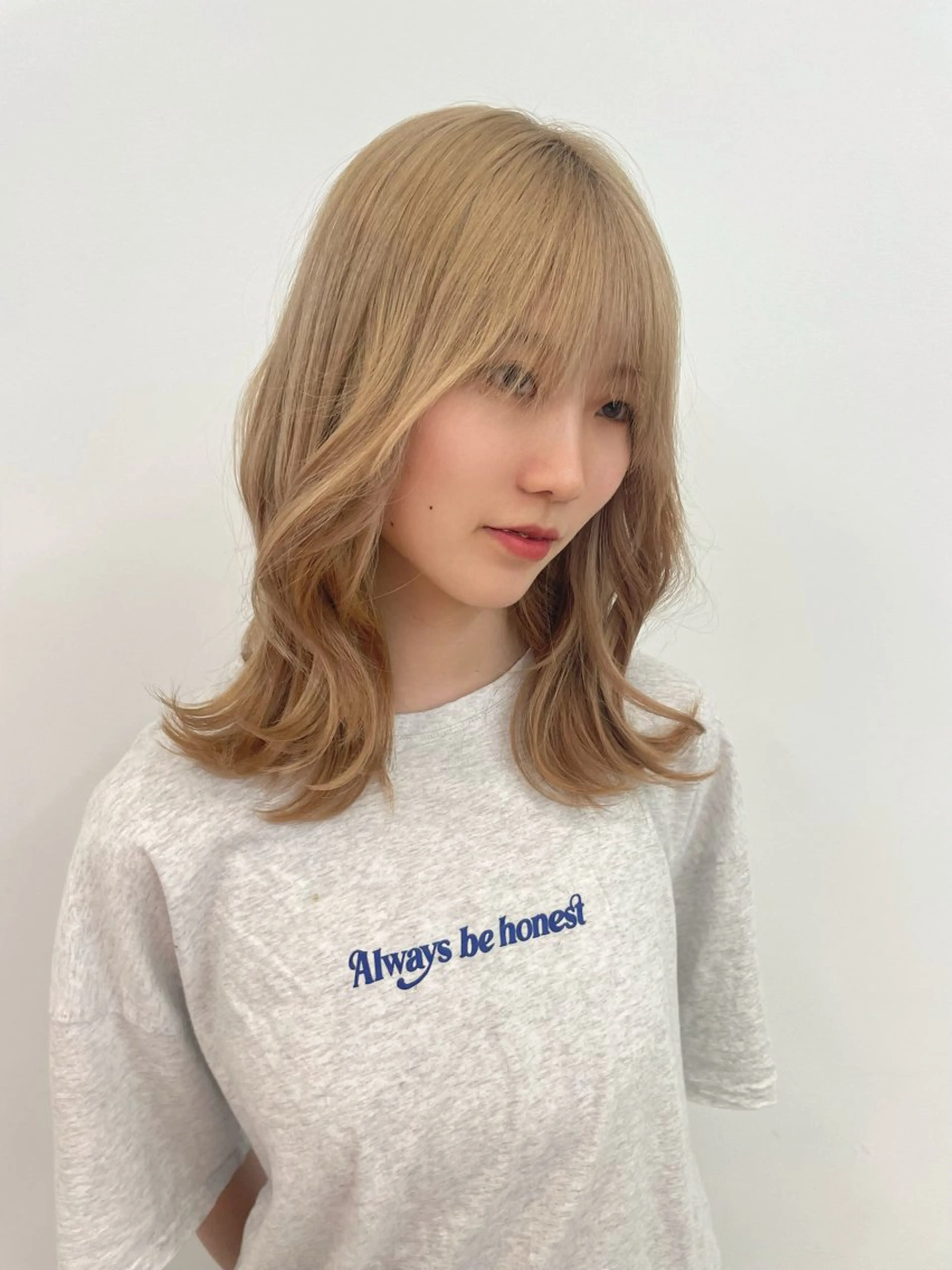 ミディアム くびれヘア 韓国風ヘア レイヤーカット 小顔カット 似合わせカットが 得意な美容師のヘアスタイル