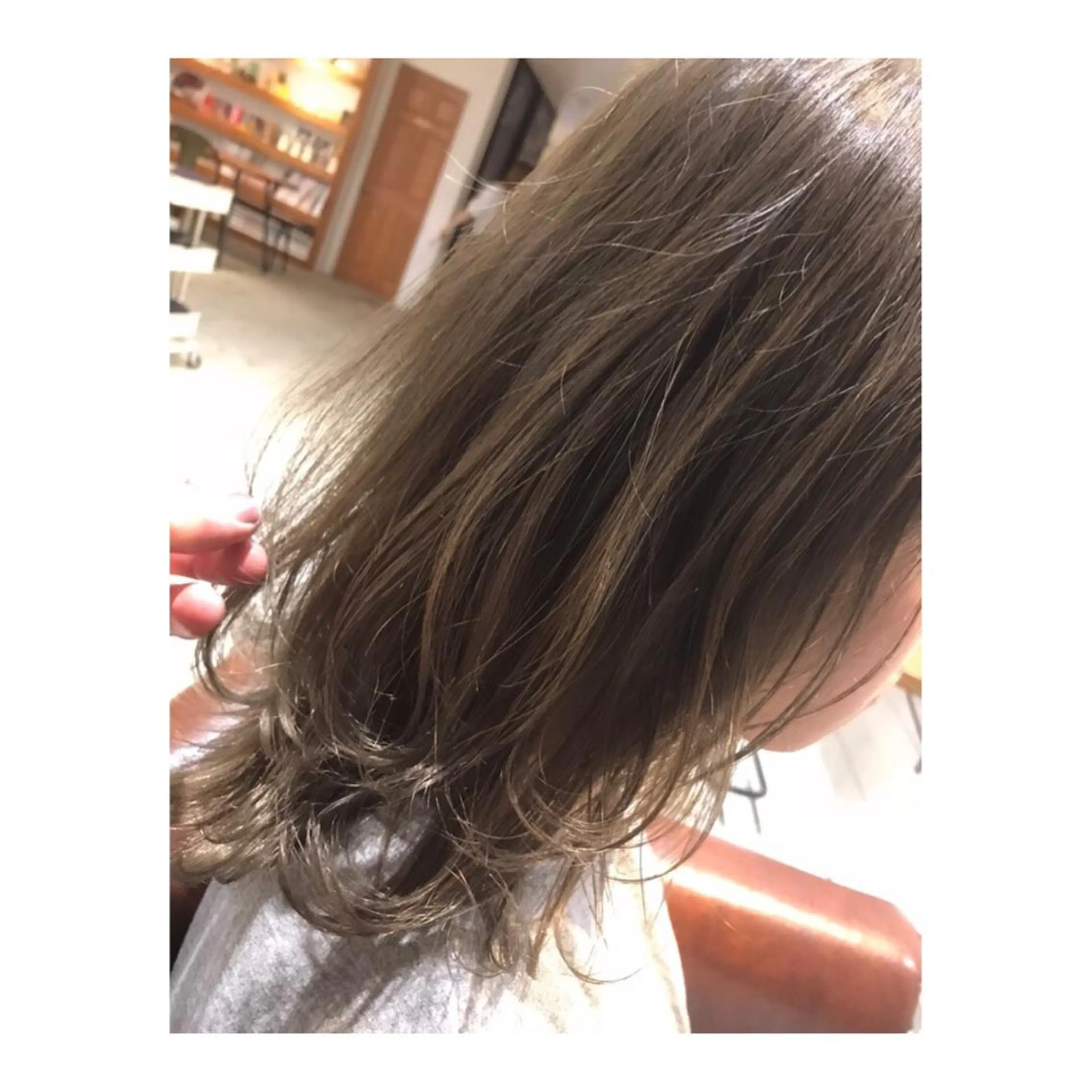 ミディアム カラー アッシュ ベージュカラー ブリーチ 透明感カラー 竹嶌 健吾のヘアスタイル