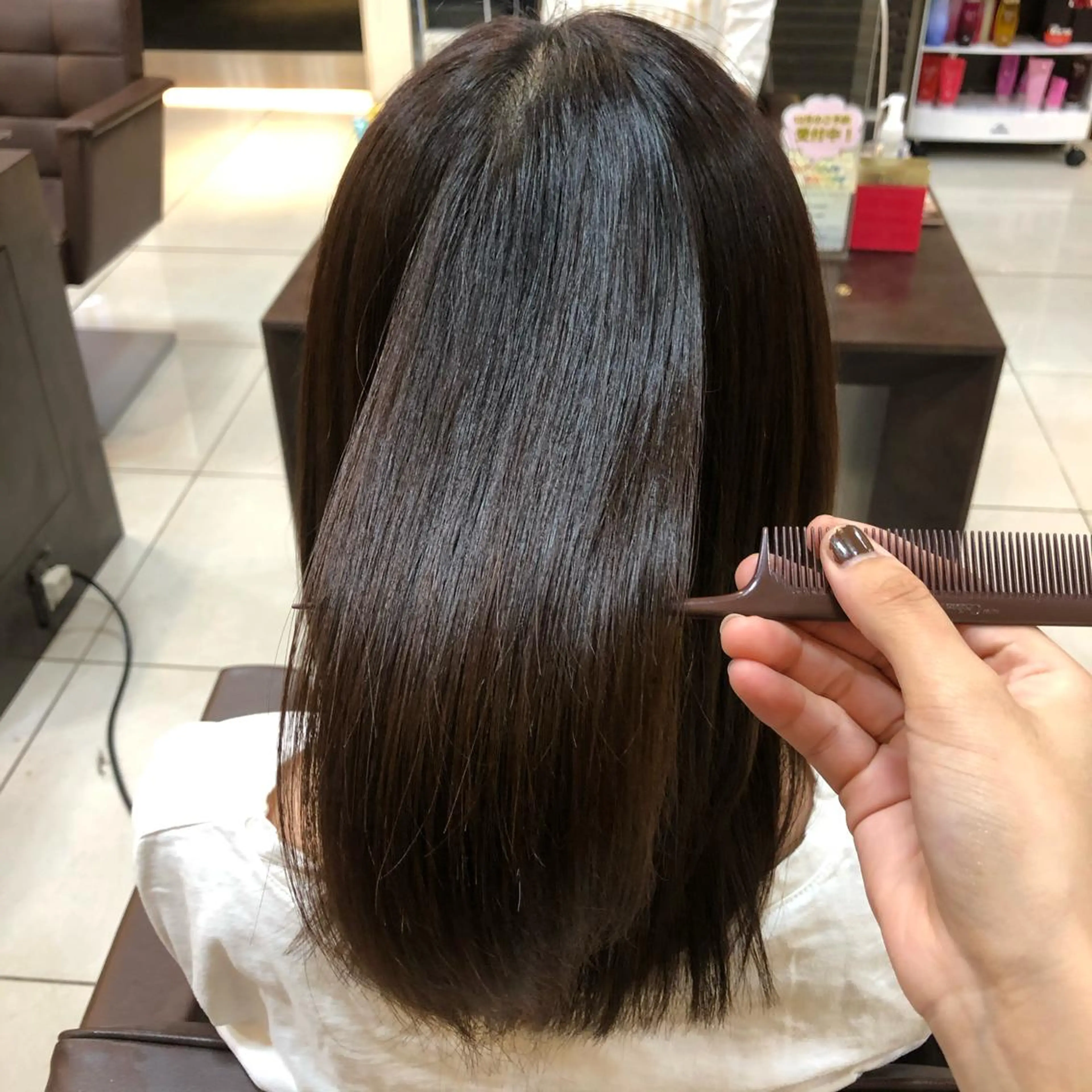 ミディアム レイヤーカット✖️ 柔らかベージュカラーのヘアスタイル