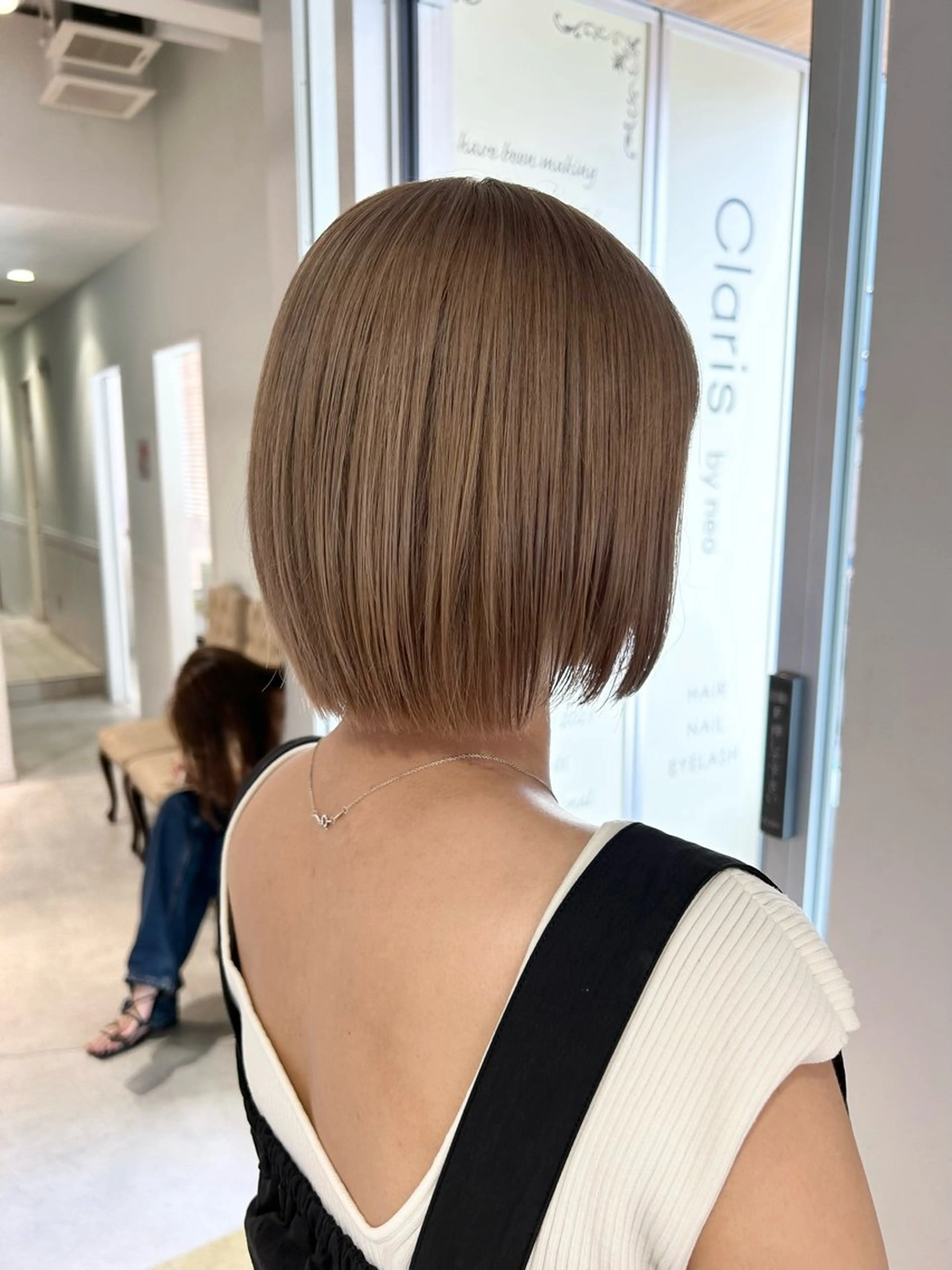 ショート カラー ベージュカラー ブリーチ ミルクティーベージュ ボブ 伸ばしかけ 関口 桃花🌷 暖色カラーのヘアスタイル