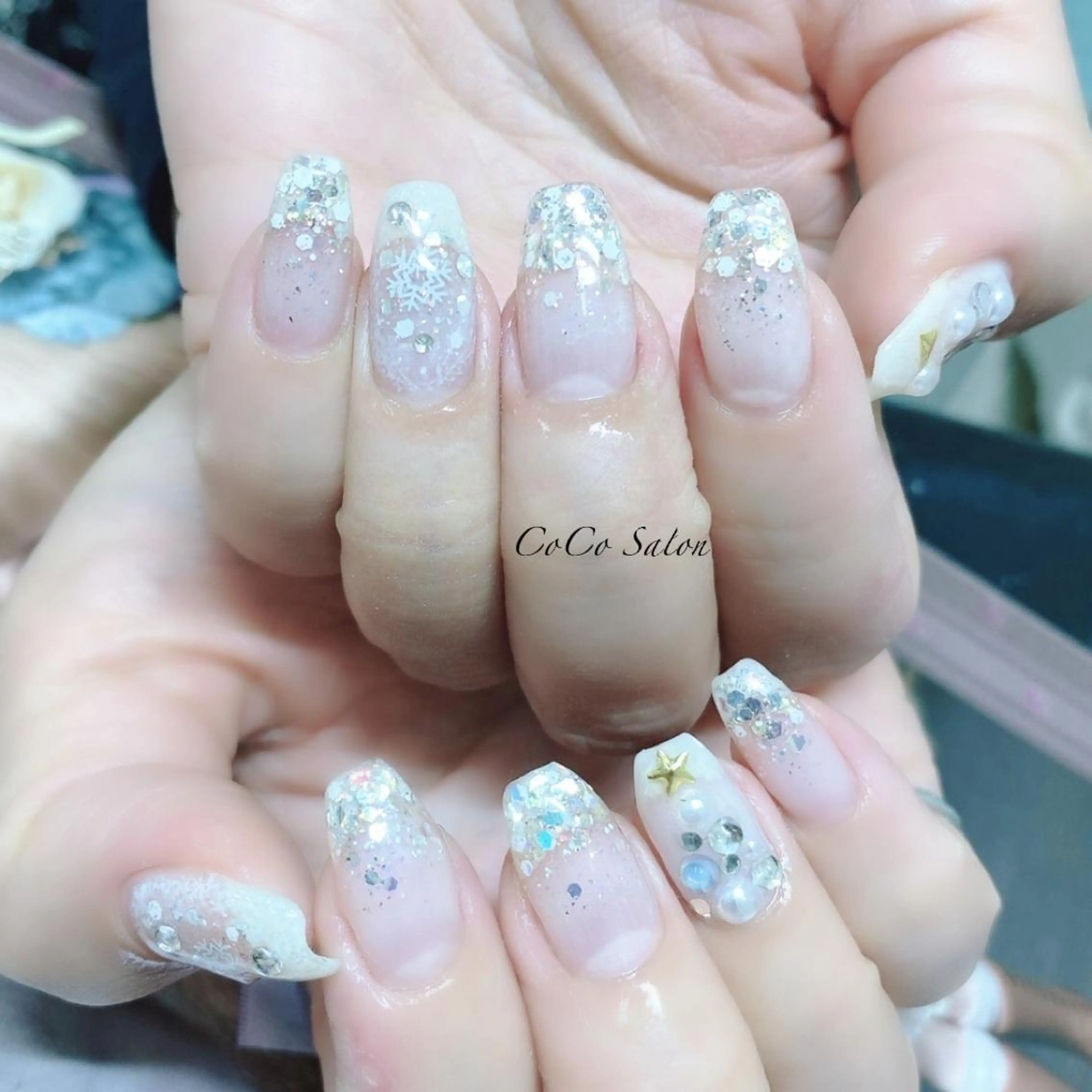 ネイル 成人式 長さ出し ジェルネイル グラデーション キラキラネイル ハンドネイル CoCoSalon ネイル/まつ毛予約のネイルデザイン