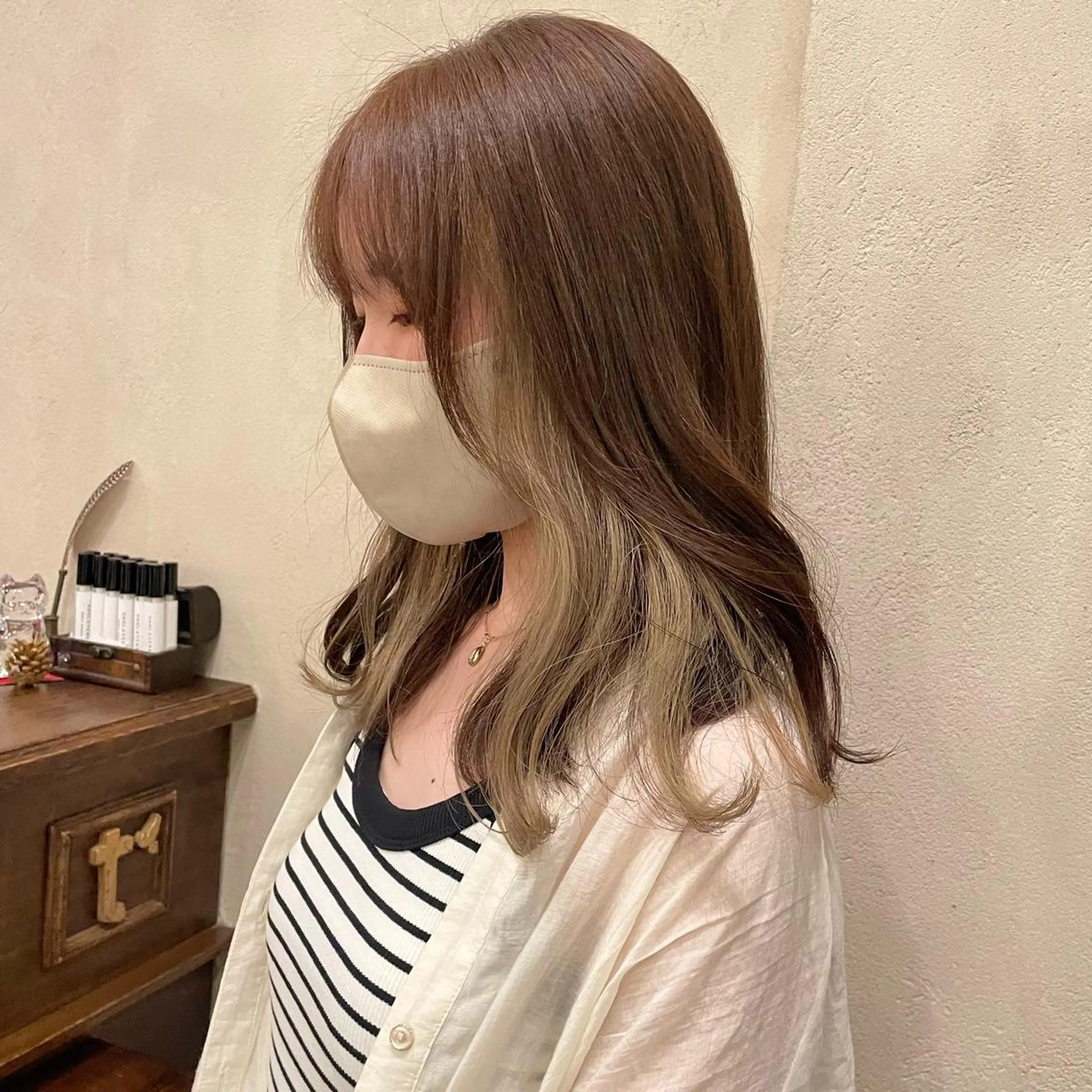 ミディアム カラー ベージュカラー ブリーチ インナーカラー ホワイトベージュ カット ヘアカラー roost 優のヘアスタイル