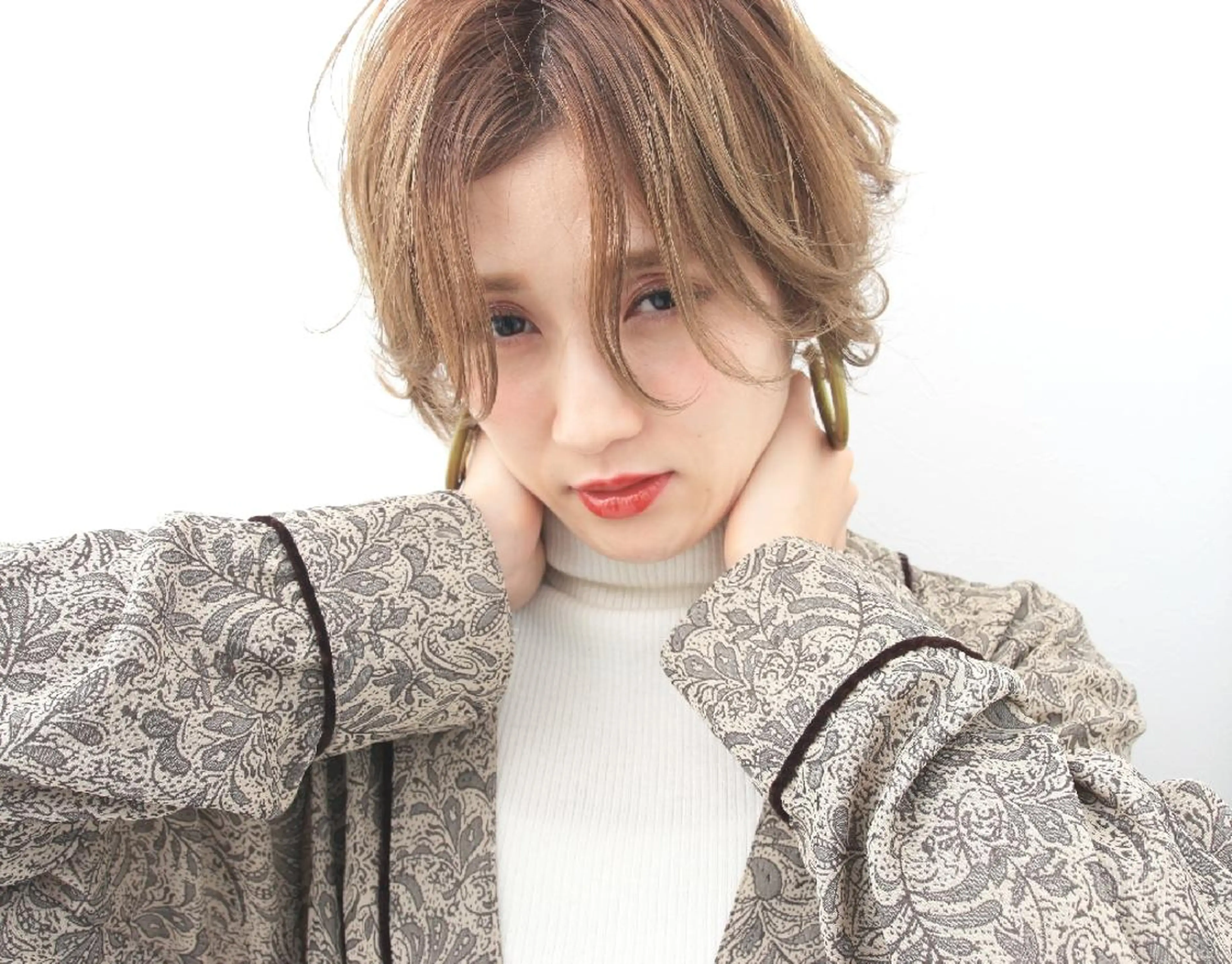 ショート カラー ベージュカラー ブリーチ ミルキーベージュ ショートヘア 新生活応援★半額/ 25歳以下　“内間”のヘアスタイル