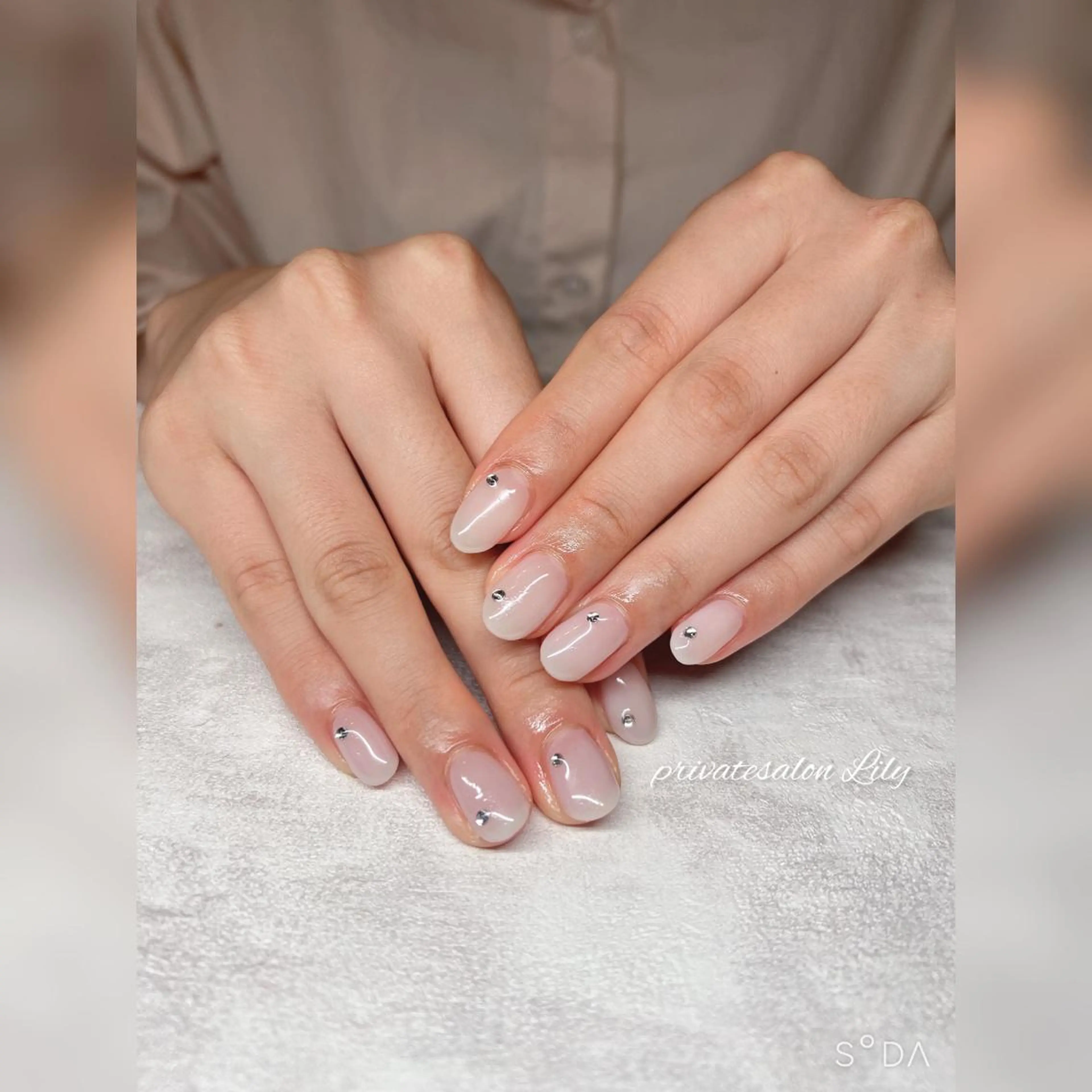 ネイル ストーンネイル ハンドネイル salon Lilyのネイルデザイン