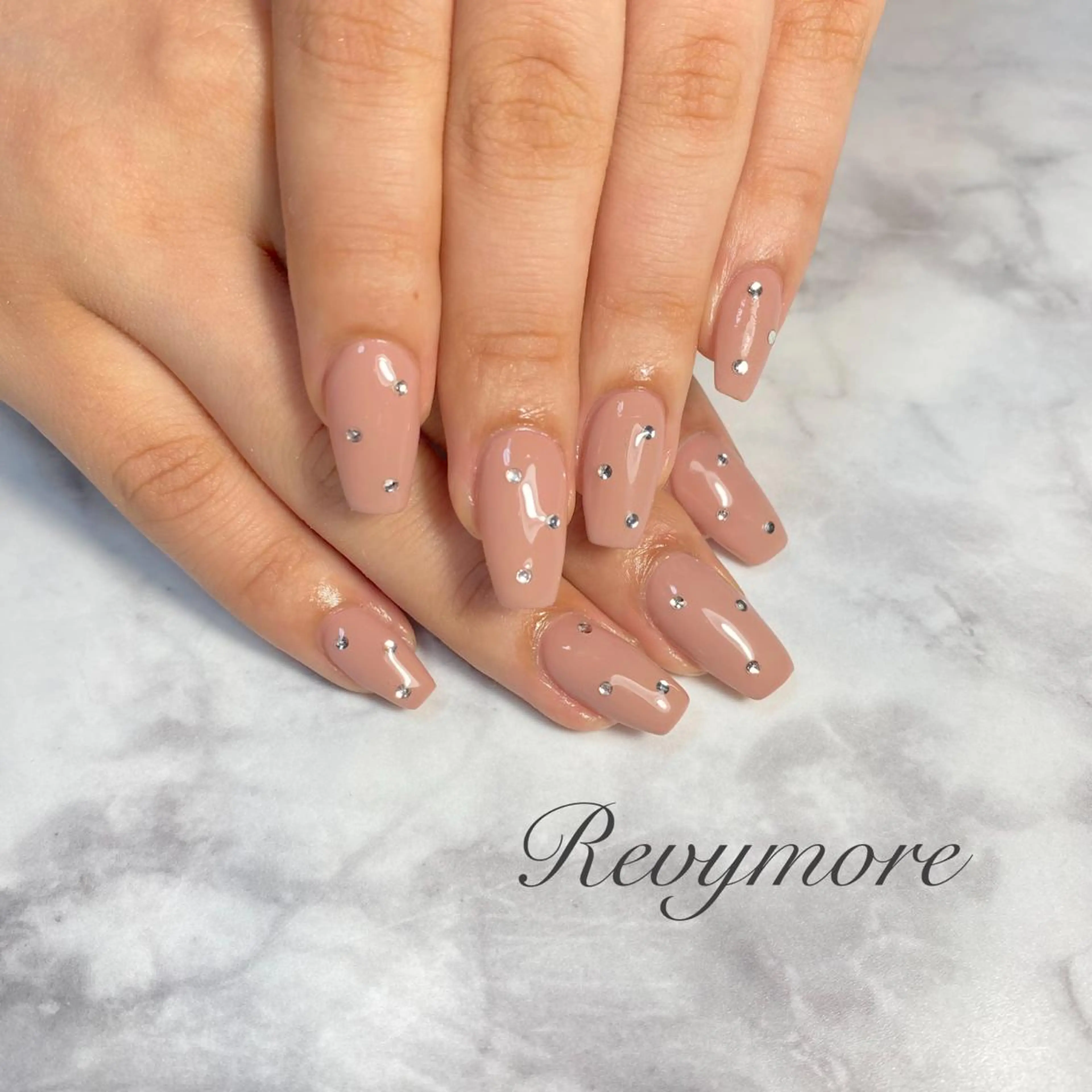 ミディアム ネイル 韓国風ヘア アートネイル ジェルネイル キラキラネイル 韓国ネイル nail salon Revymoreのネイルデザイン