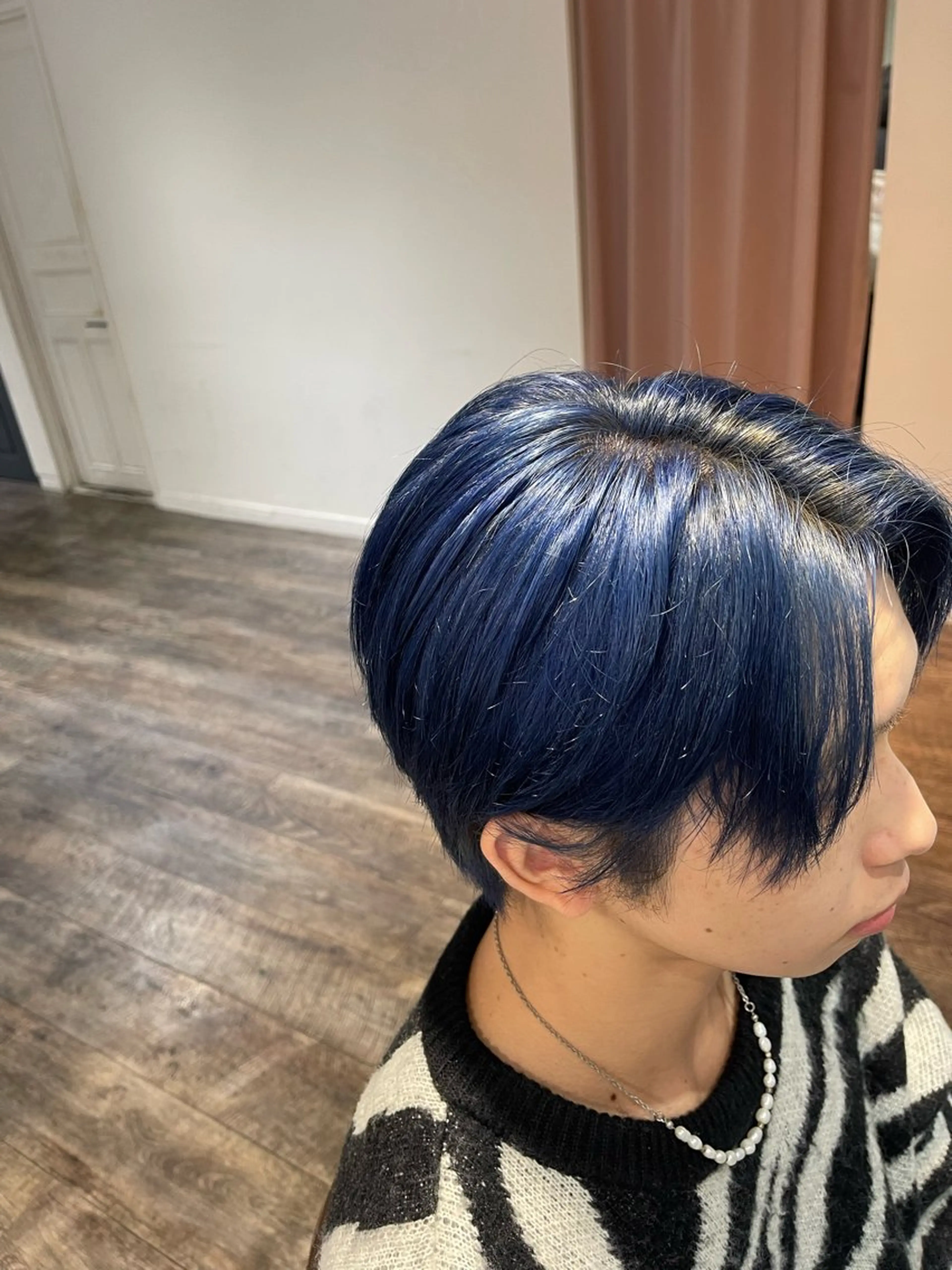 カラー メンズ メンズブリーチ ブリーチ ブルーカラー シルバー 大人男子の メンズパーマのヘアスタイル