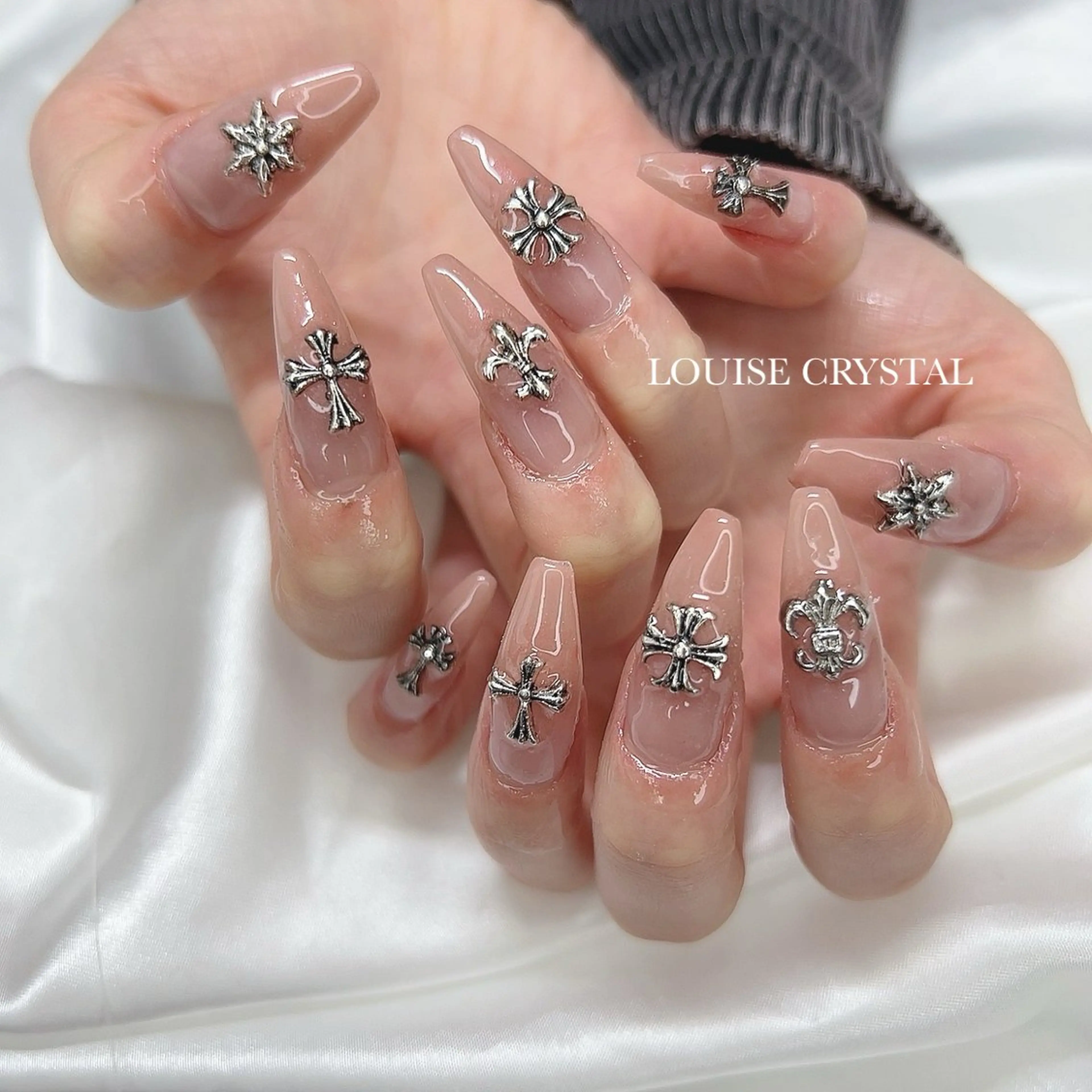 ネイル ハンドネイル LOUISE CRYSTALのネイルデザイン