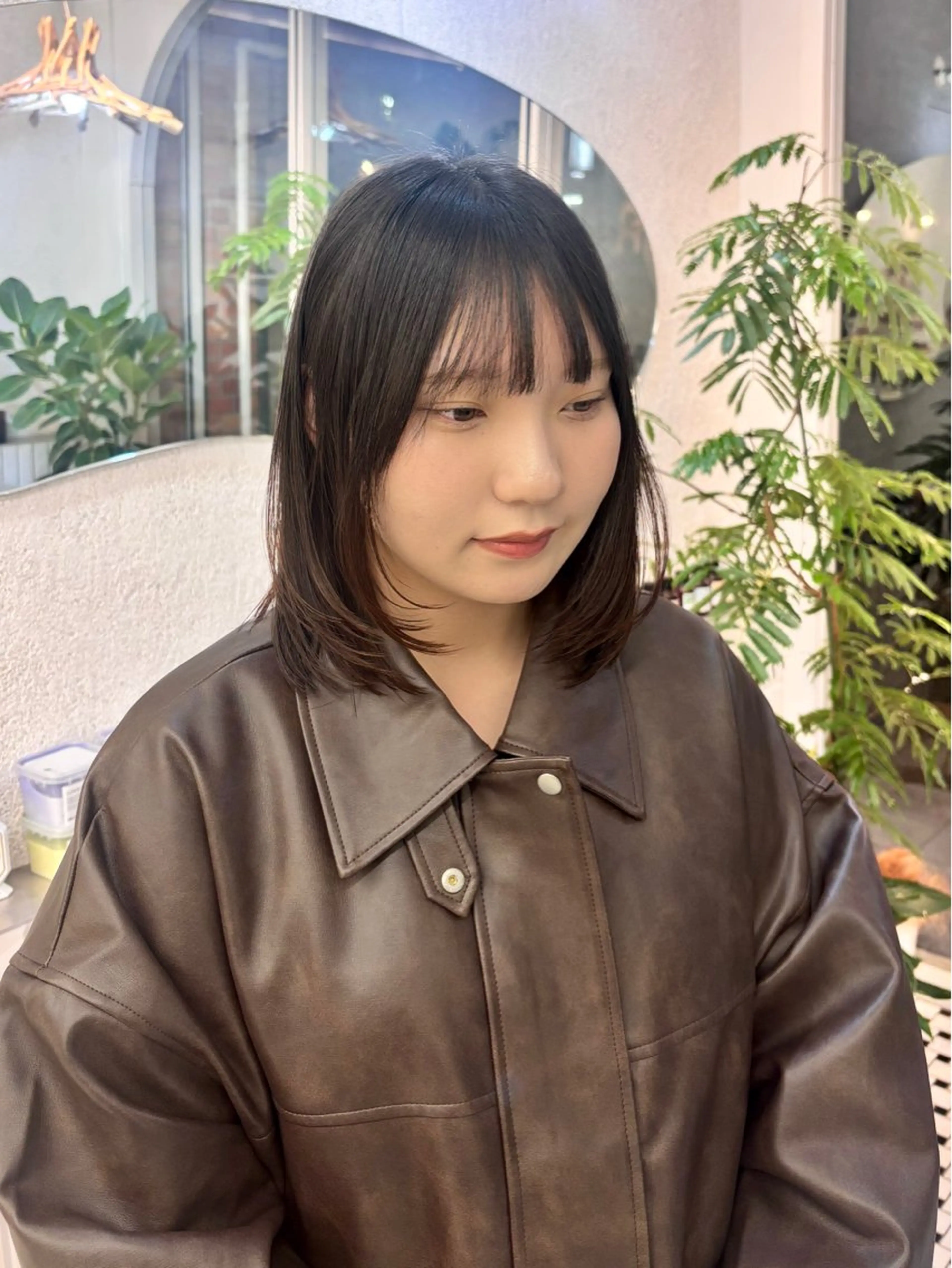 ミディアム カット 🧸ミルクティー／ 顔周りレイヤー/ミクのヘアスタイル