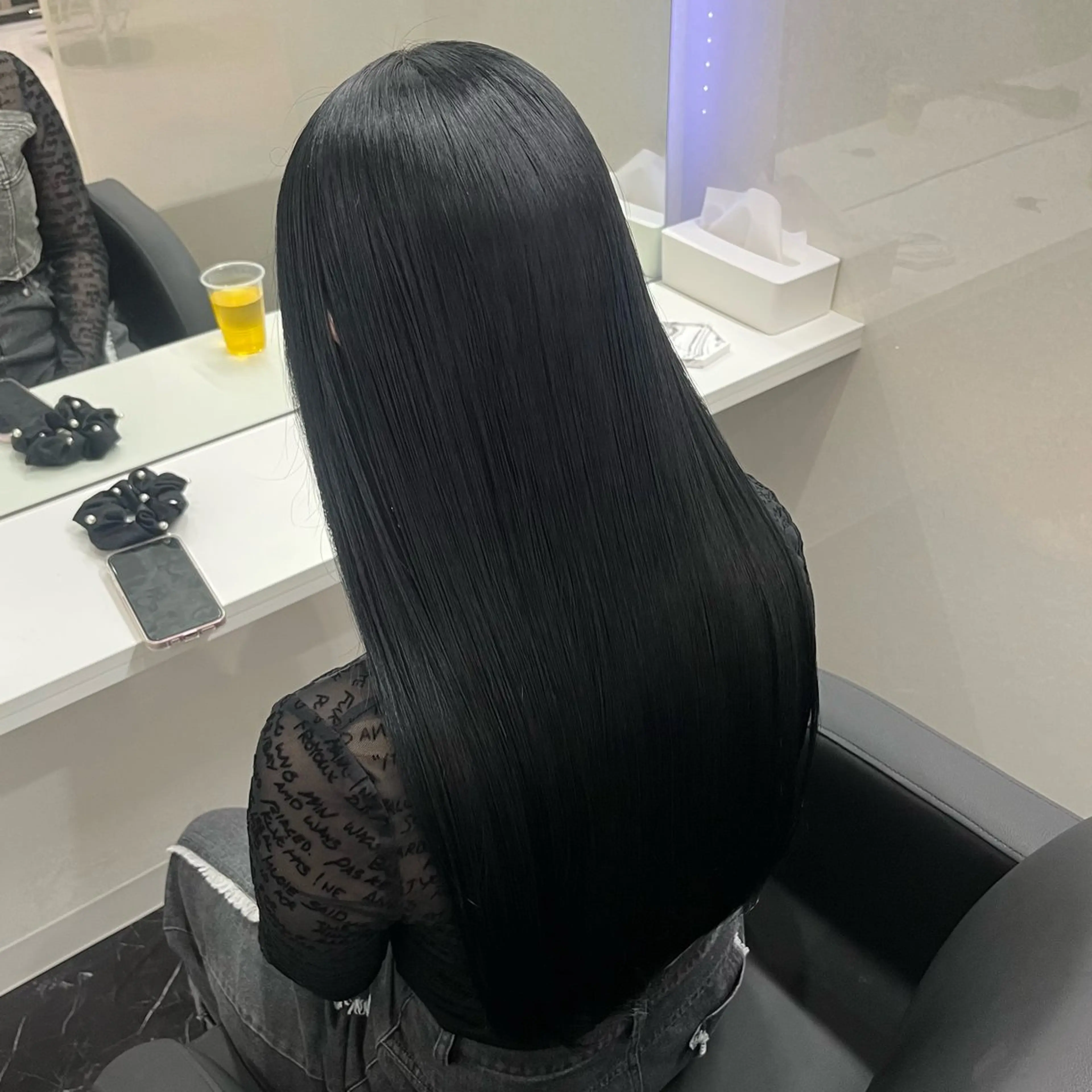 セミロング カラー 黒髪 ブリーチ ブルーカラー ブルーブラック ダークグレー ヘアカラー 天神/ケアブリーチ/ 髪質改善/上質艶髪のヘアスタイル